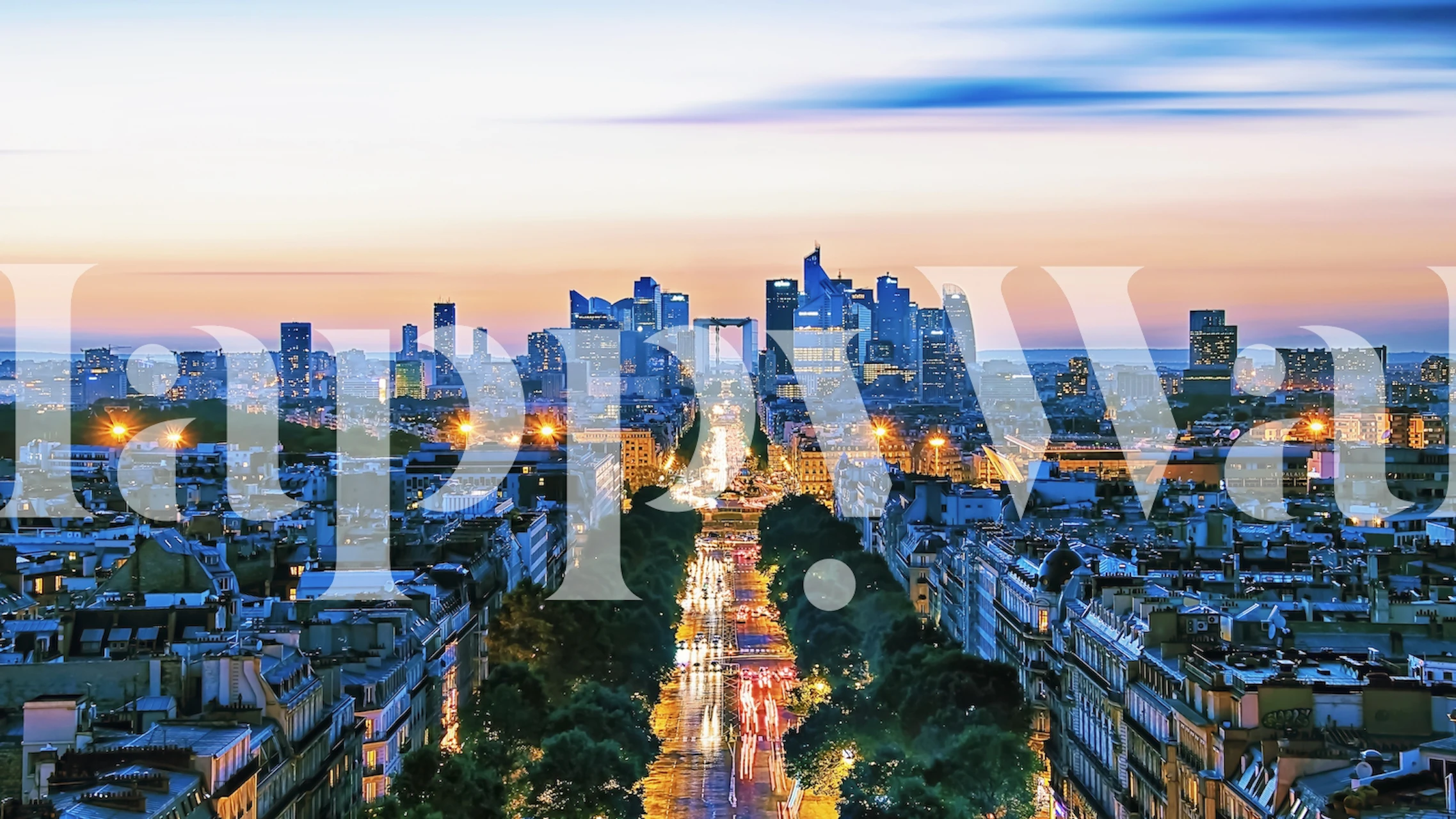 Toits de Paris au crépuscule avec les lumières de la ville