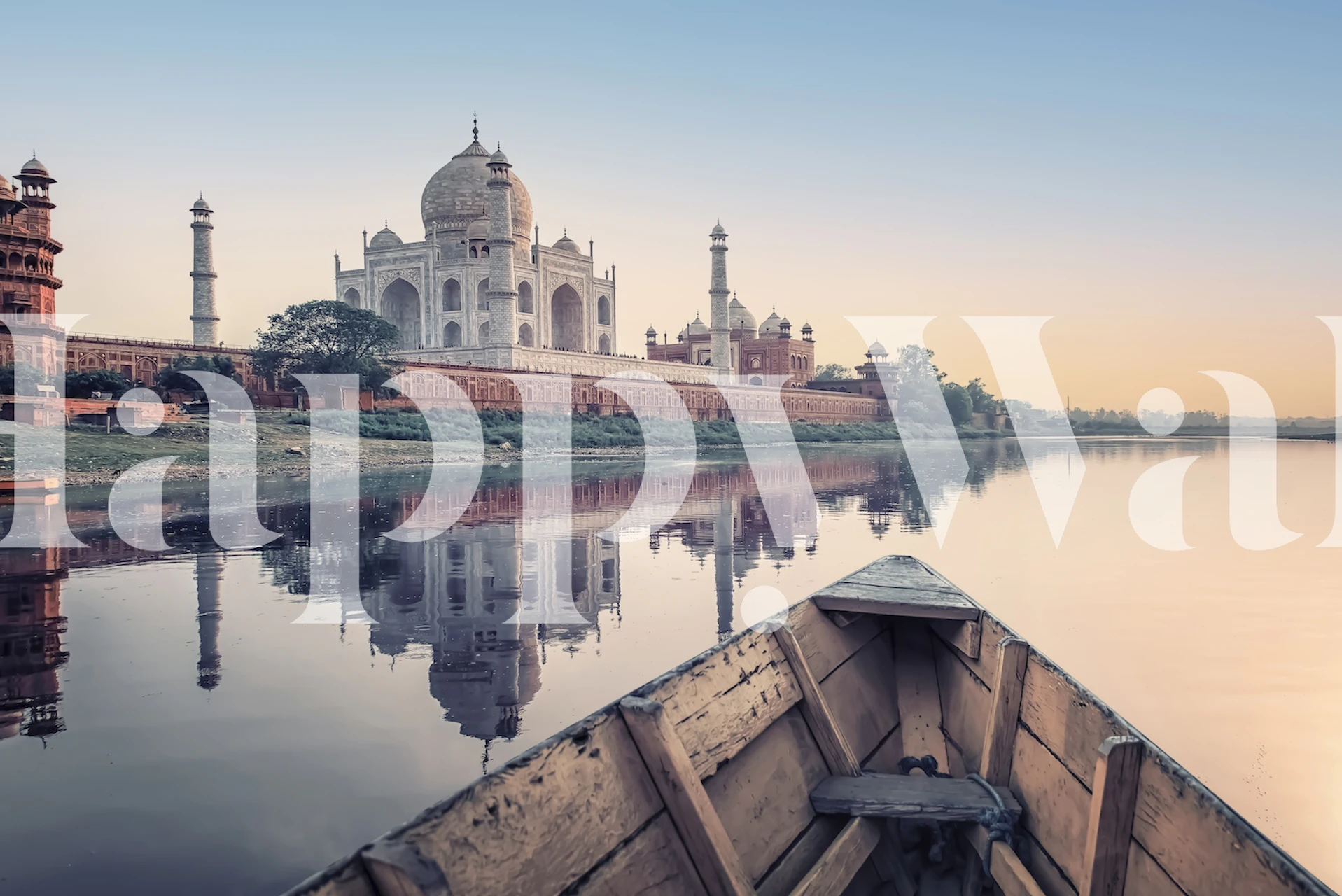 Papier peint mural de la rivière Yamuna avec un lever de soleil serein se reflétant sur l'eau