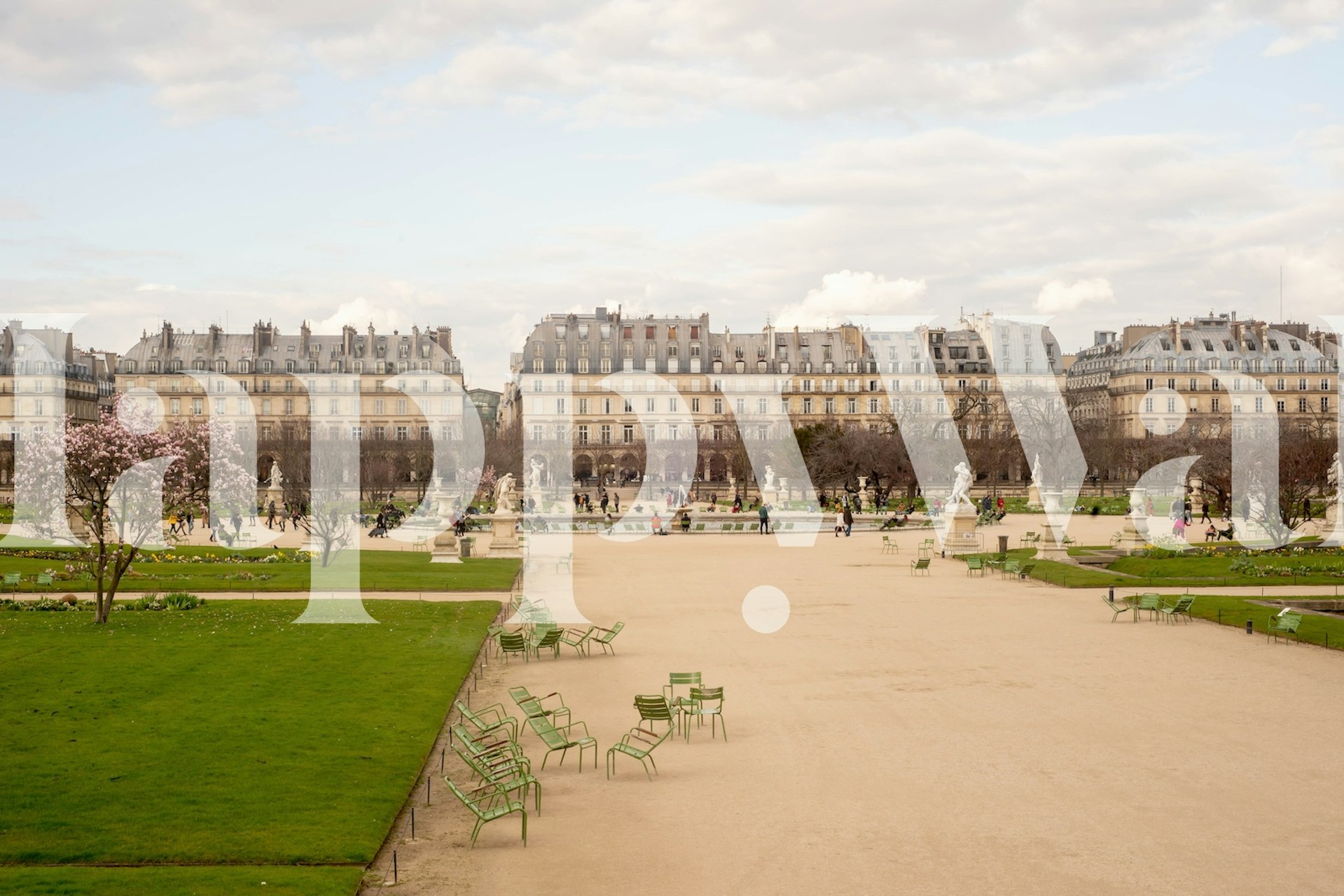 Fototapeta Ogród Tuileries w Paryżu z klasyczną architekturą i zagospodarowanymi ścieżkami