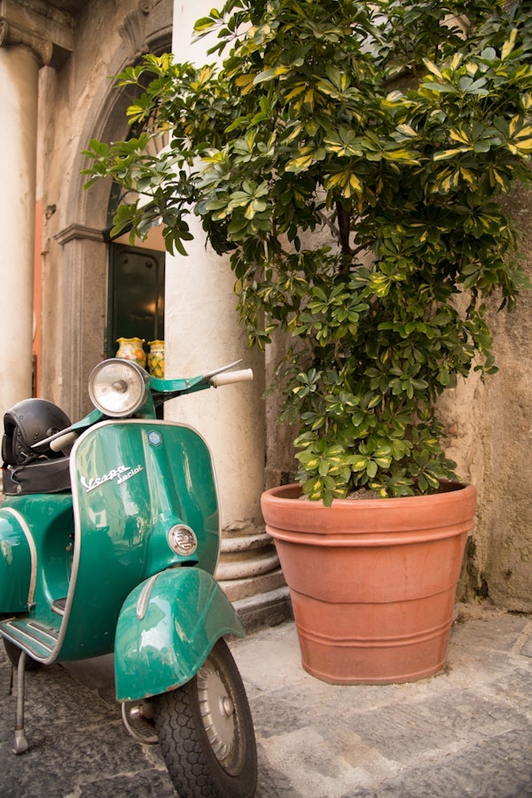 Retro Scooter in Amalfi 1