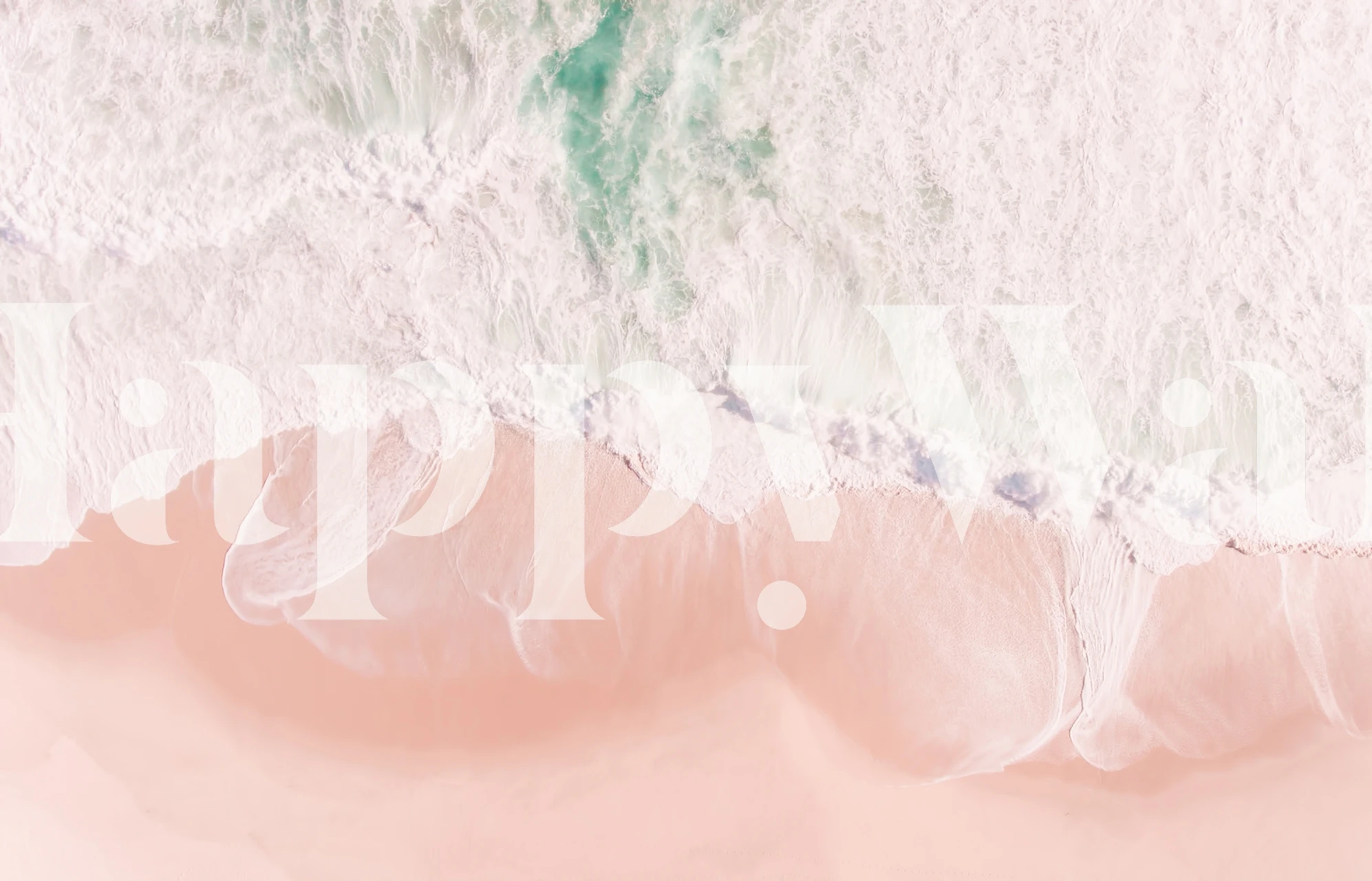 Luftaufnahme eines Strandes mit pastellrosa Sand und sanften weißen Wellen für eine Wandtapete