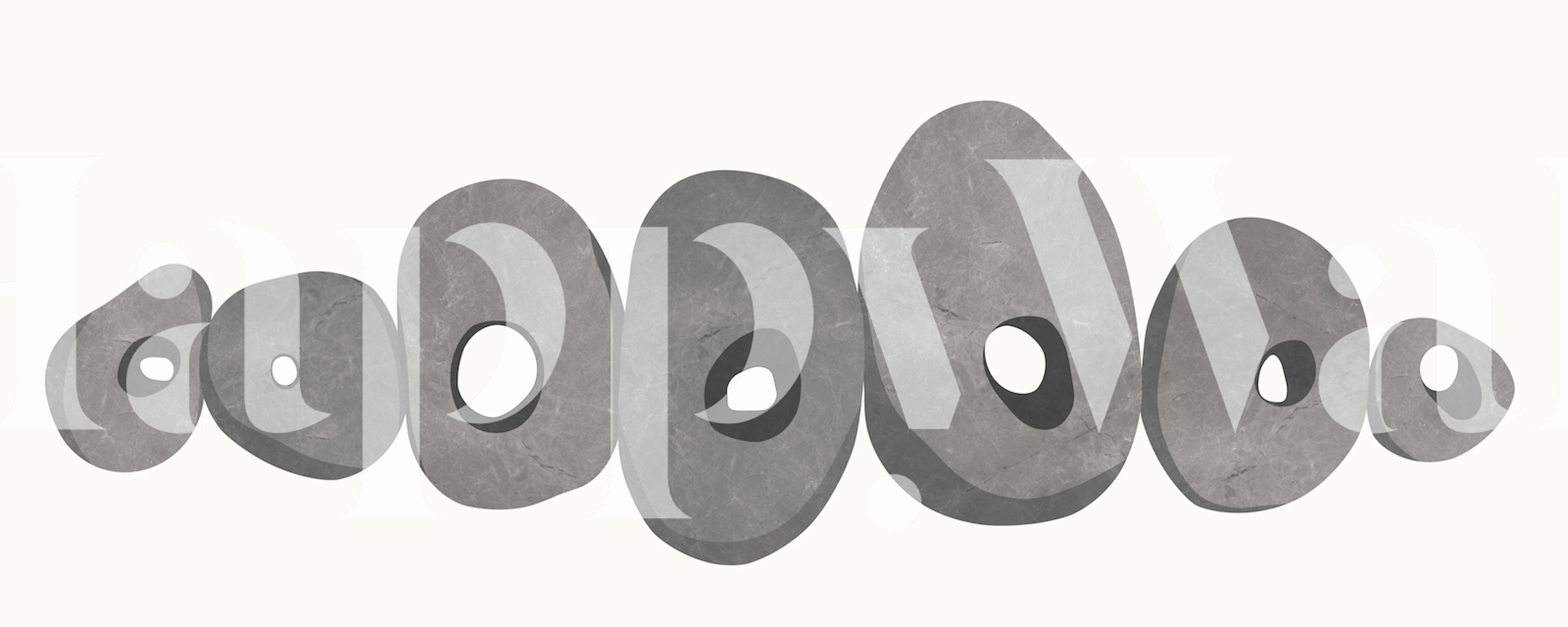 Mural na plaży z ułożonymi kamieniami w odcieniach szarości