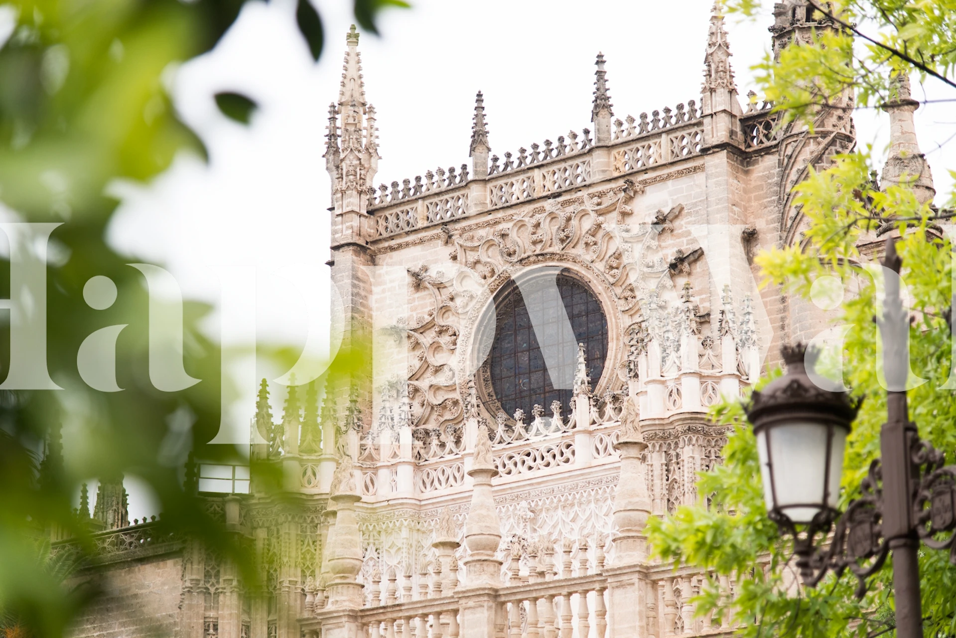Design de papel de parede Seville Cathedral em um quarto