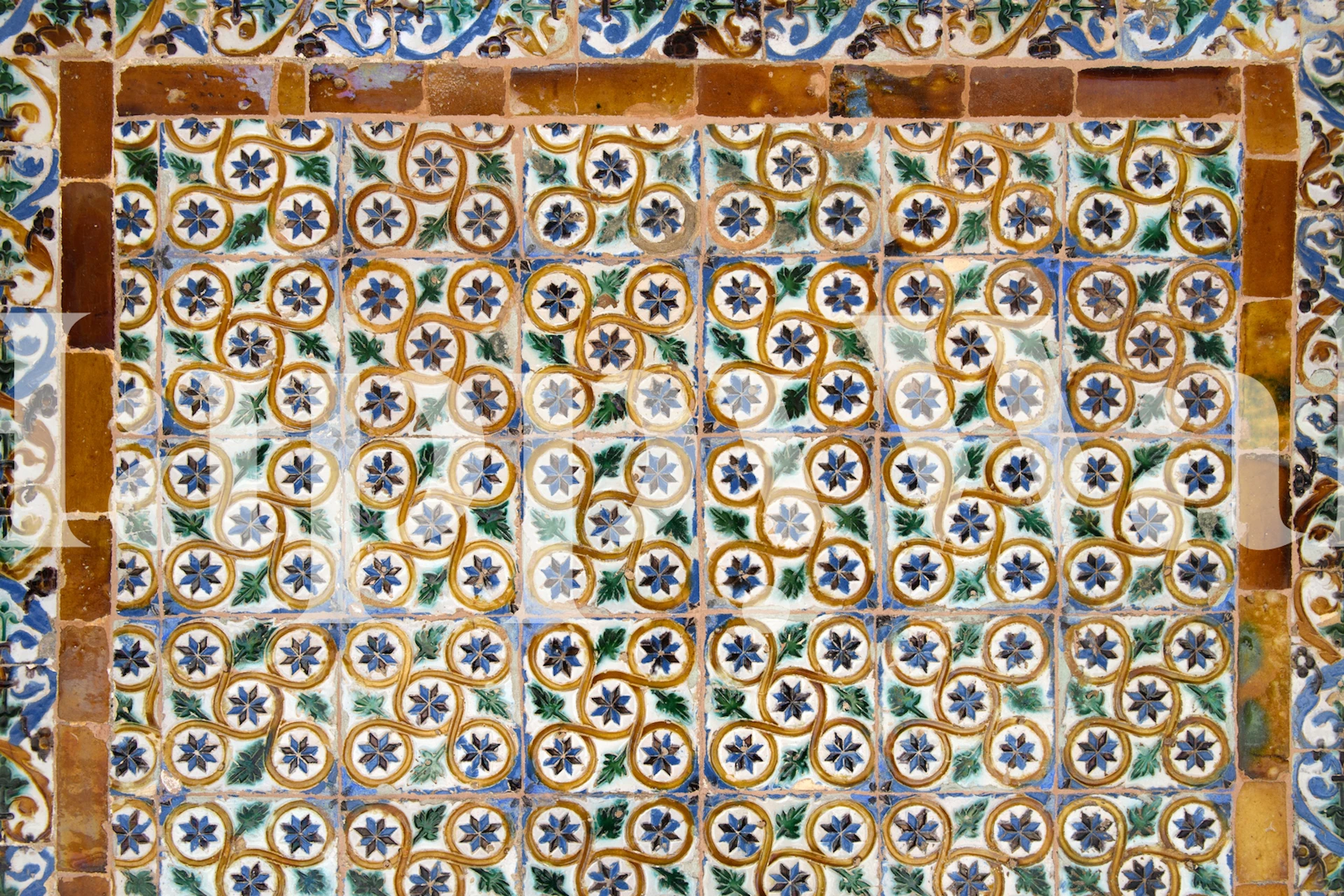 Mural od španjolskih pločica sa šarenim uzorcima