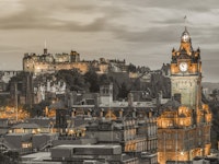 Edinburgh Castle and The Balmoral Hotel, Scotland carta da parati