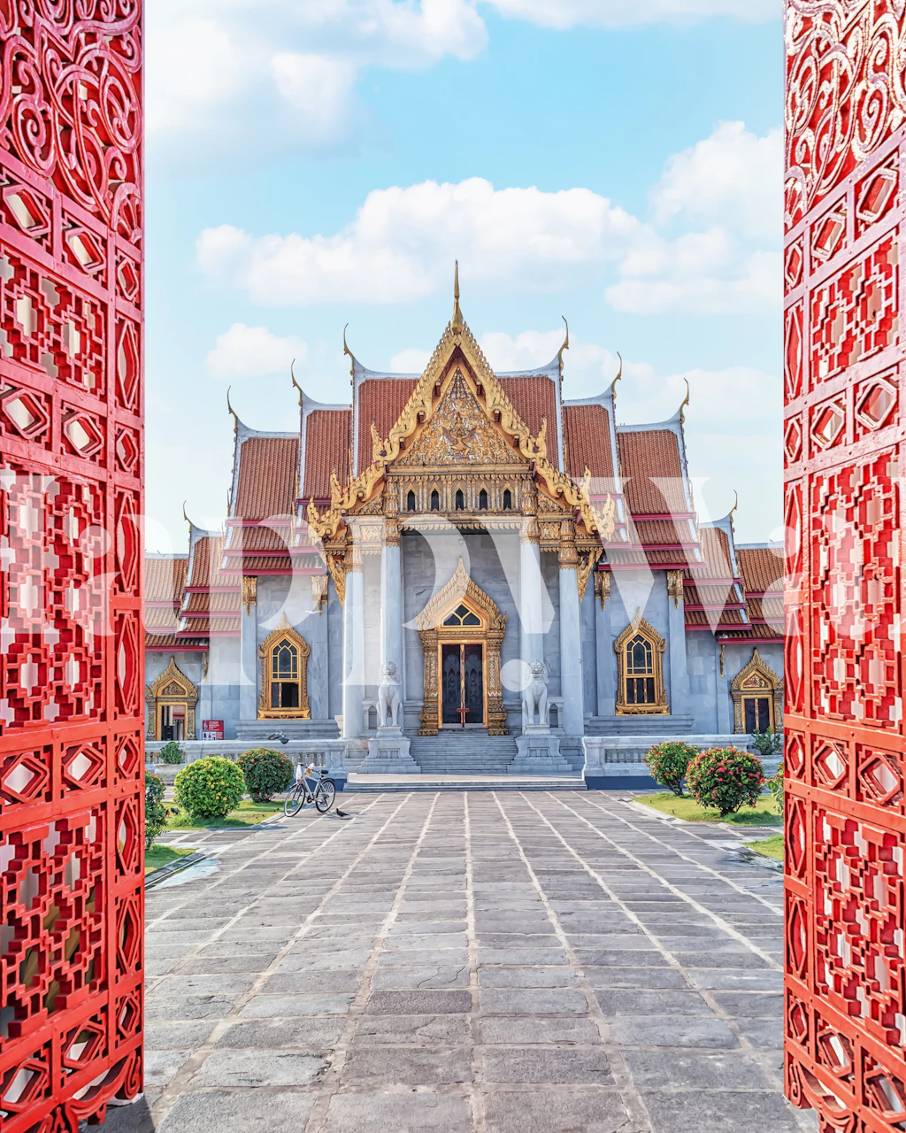 Papier peint mural du temple de marbre Wat Benchamabophit avec ciel clair