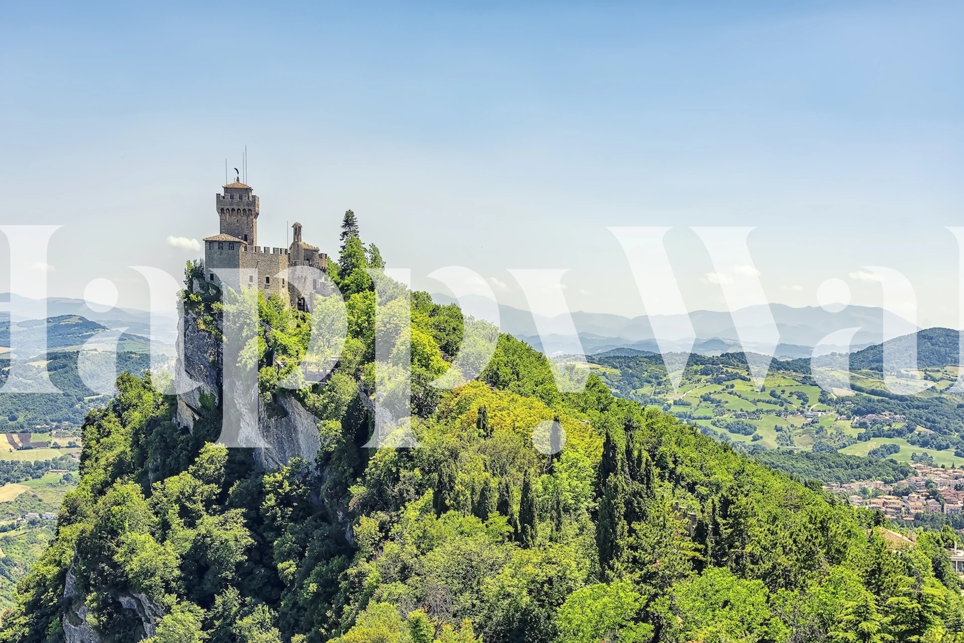 Fotomurais paisagistícos Paisagem de San Marino com colinas verdes e arquitetura histórica