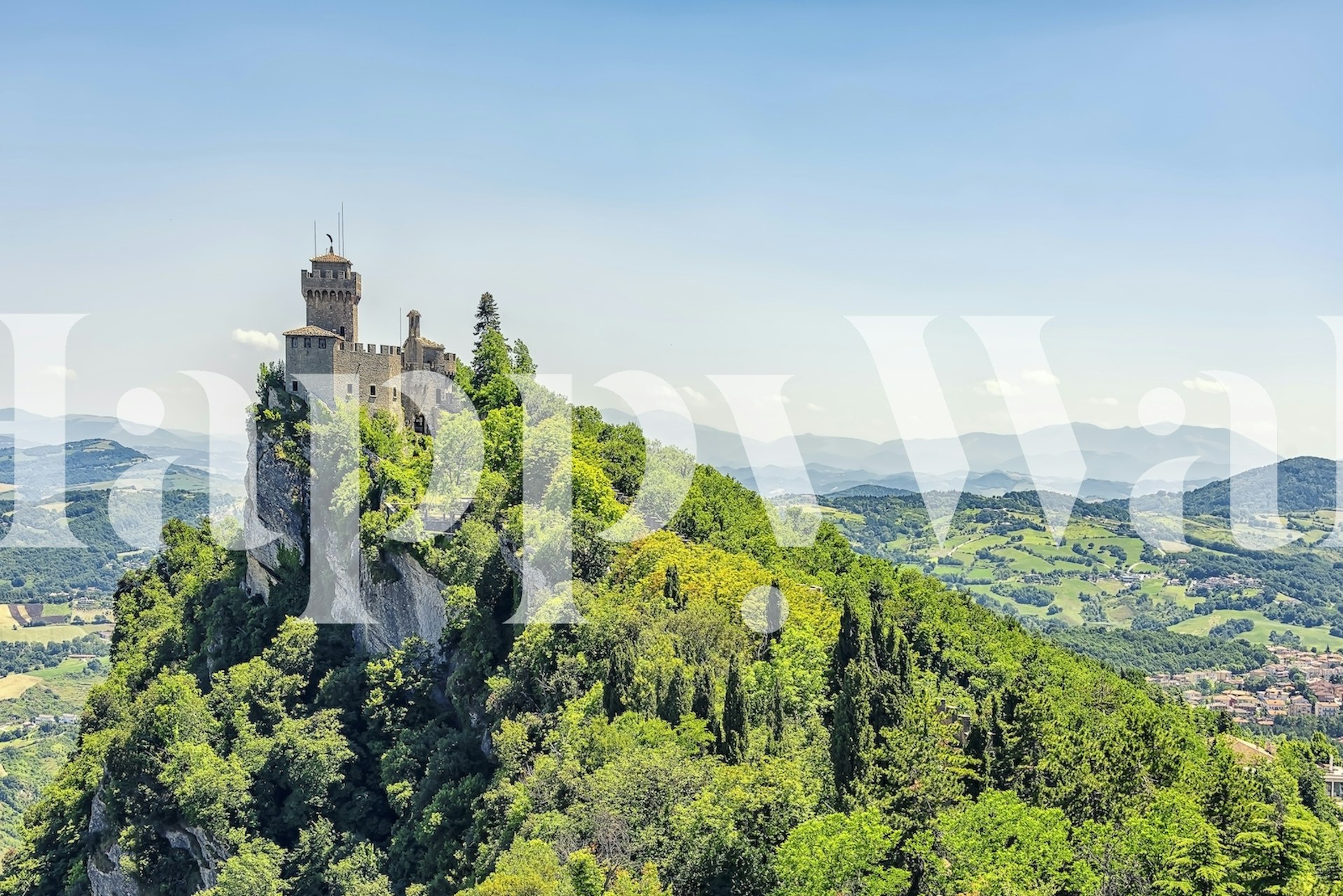 Fotomural paisaje de San Marino con colinas verdes y arquitectura histórica
