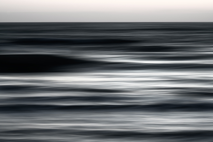 Black and White Ocean Wave Wallpaper
