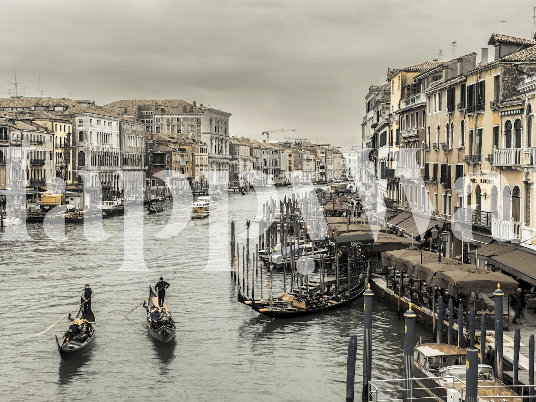 Fototapeta w odcieniach sepii przedstawiająca Canal Grande w Wenecji z gondolami i historycznymi budynkami