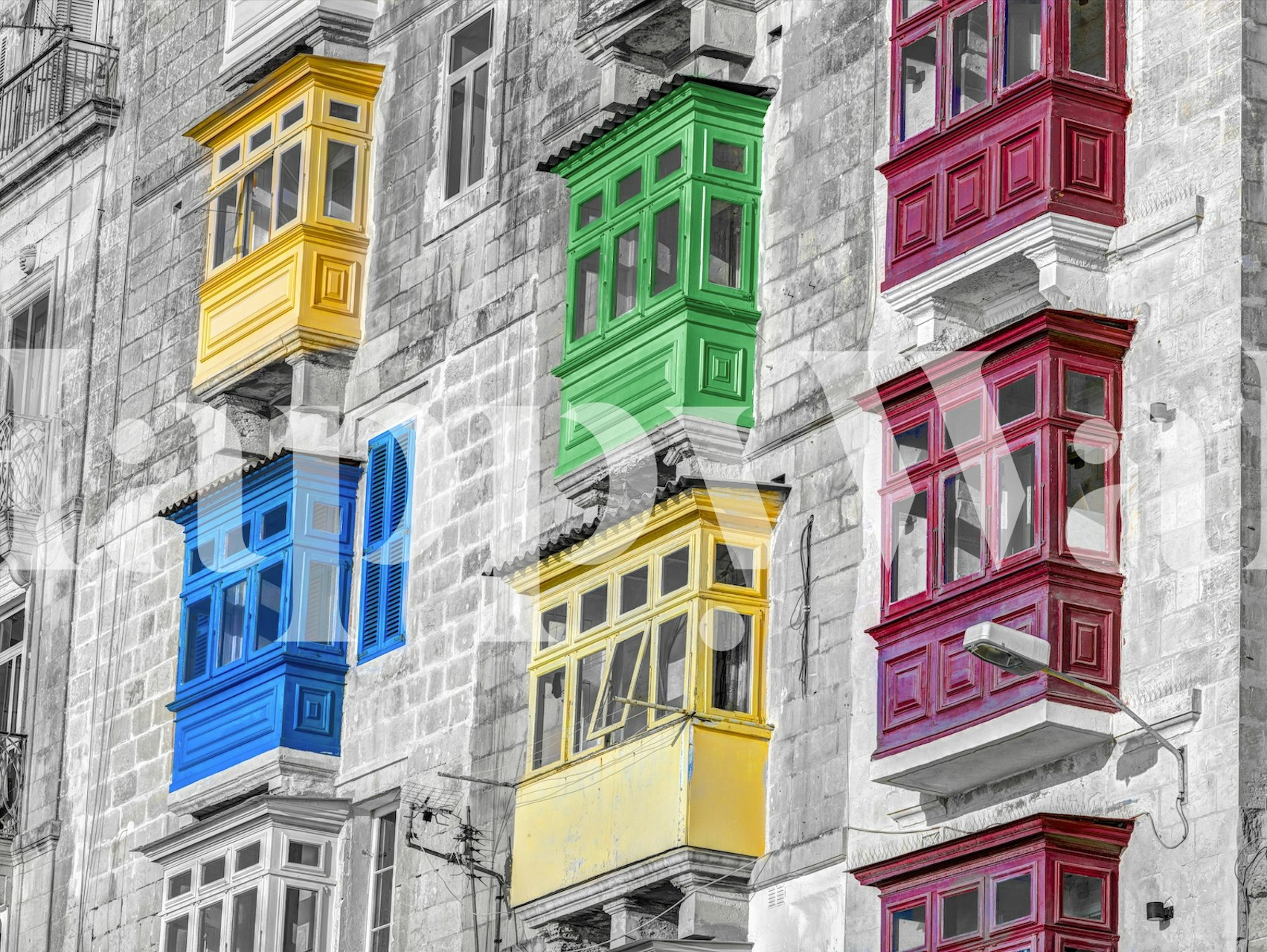 ταπετσαρία Maltese House με πολύχρωμες μπαλκονόπορτες