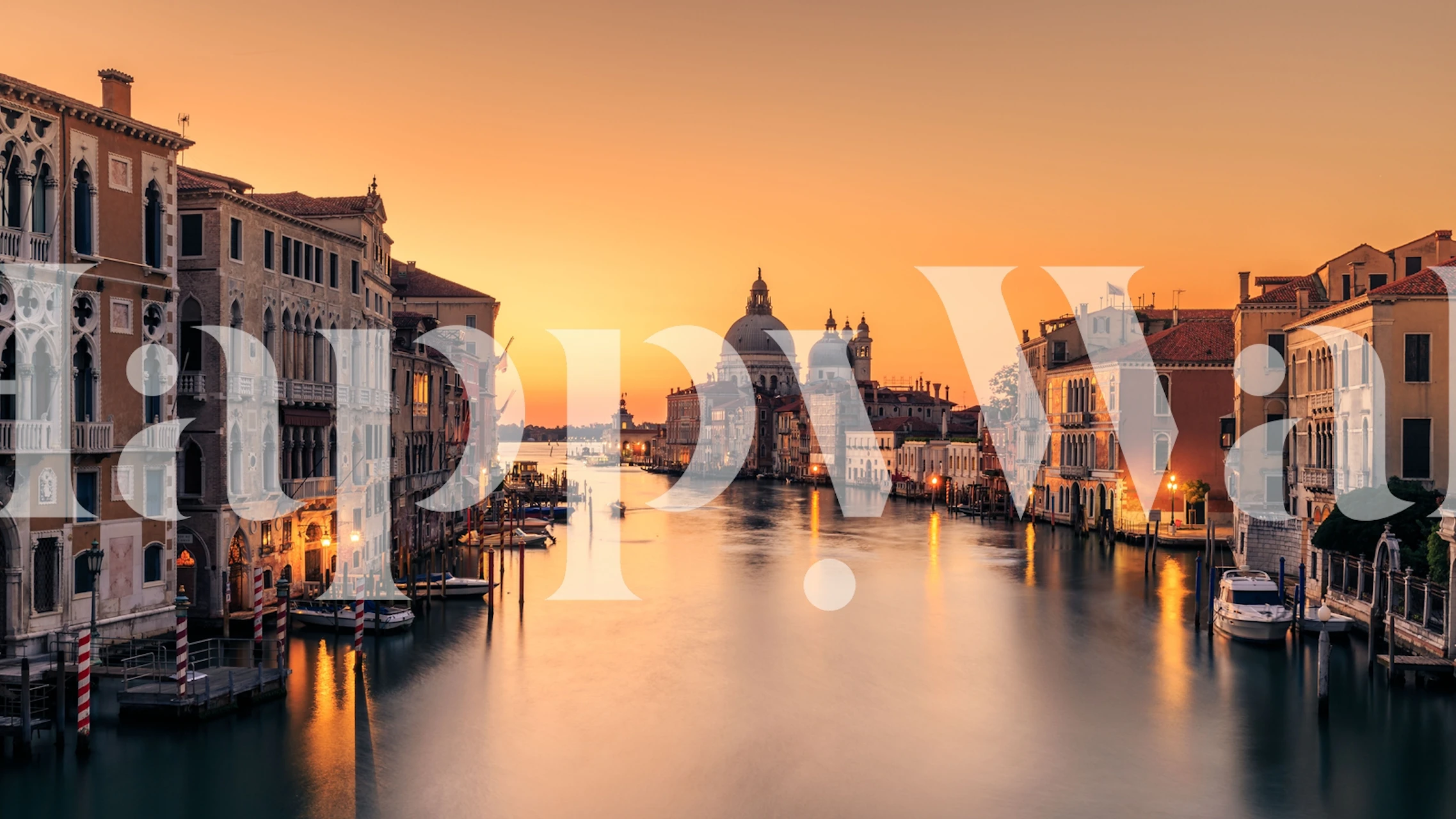 Dawn on Venice papel tapiz en una habitación