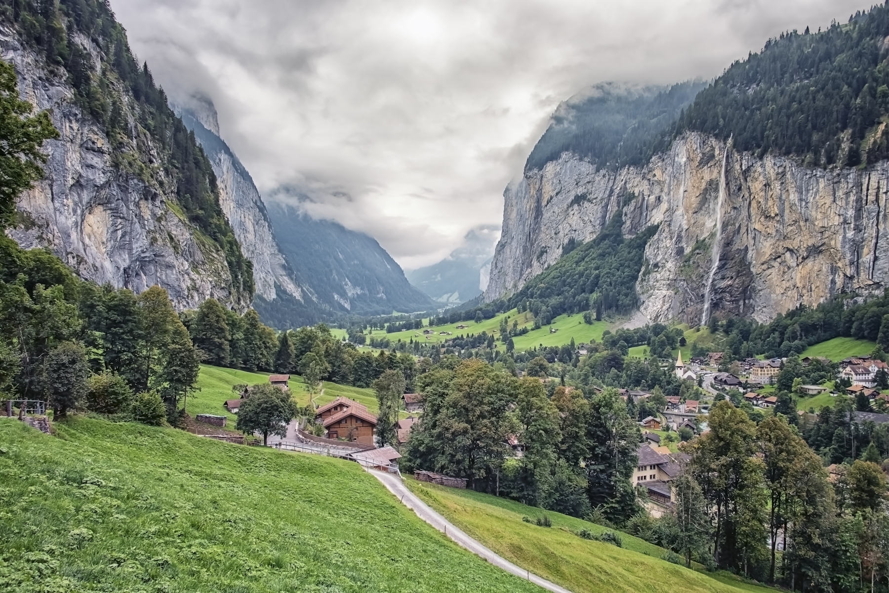 Lauterbrunnen Wallpaper - Captivating Mountain Landscape 