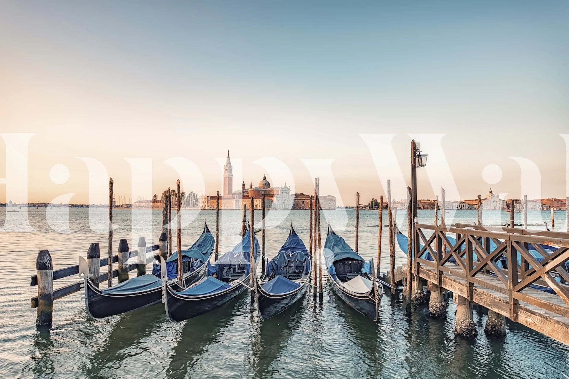 Tapete eines Pier In Venice mit Gondeln