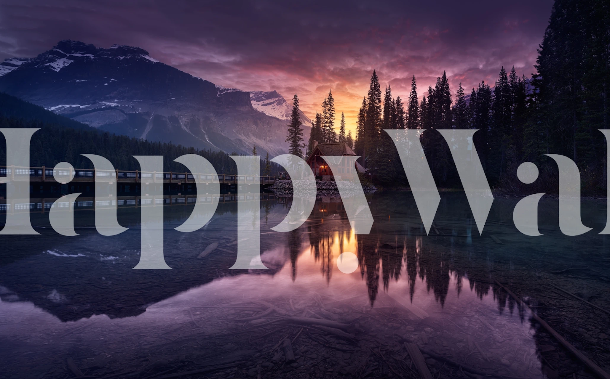 Rauhallinen auringonnousu järven yli, mökki ja vuoret taustakuvassa