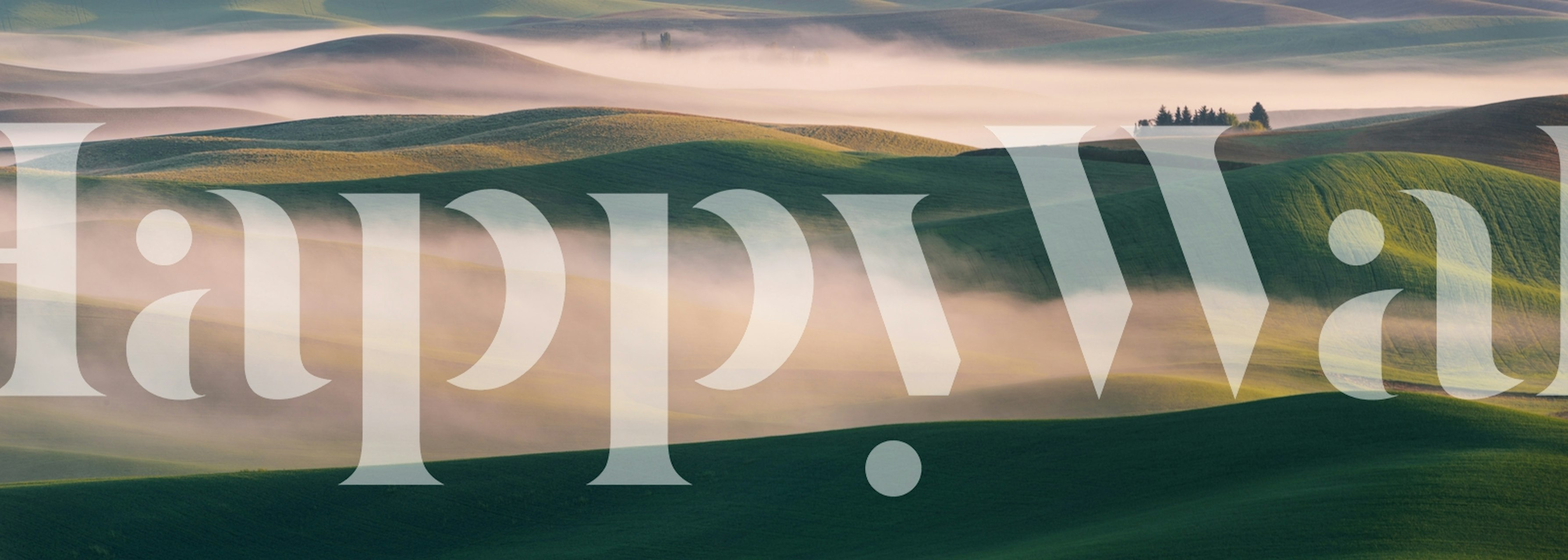 Tapeta s zelenim brežuljcima i jutarnjom maglom