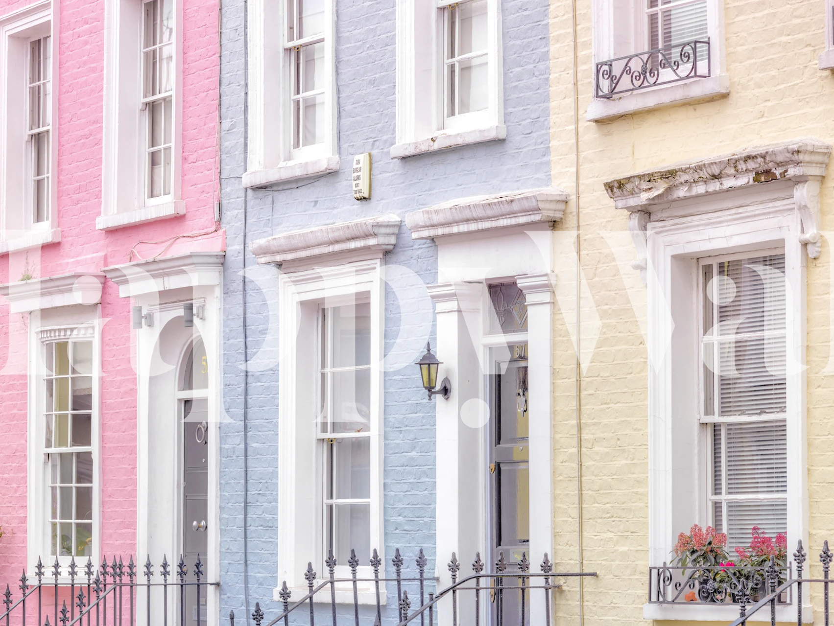 Pastellivärinen Portobellon kaupunkitalojen seinämaalaus, jossa on viehättävä kaupunkikatukuva