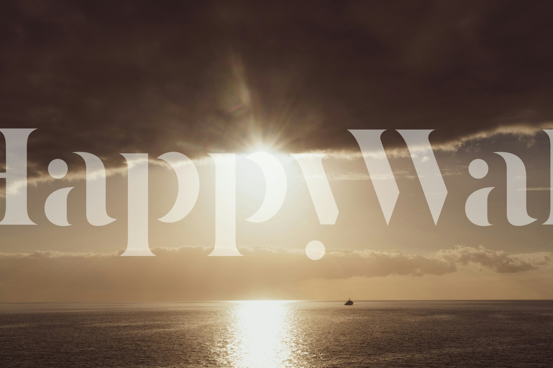 Solnedgang over havveggmaleri med en seilbåtsilhuett og refleksjon over vann