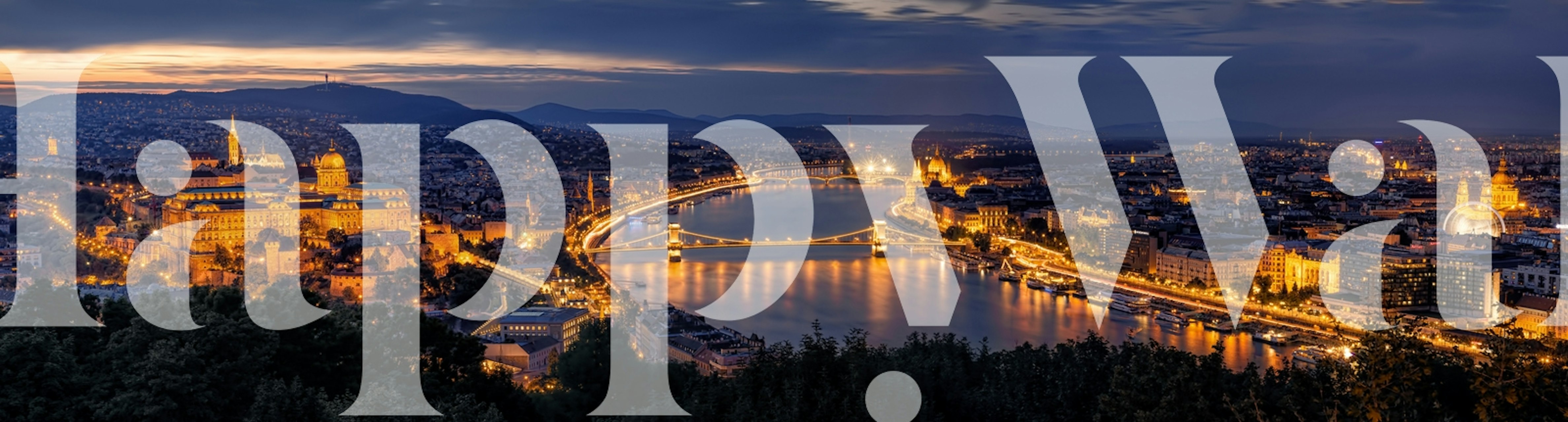 Budapests skyline i skumringen med oplyste vartegn og Donau-vægmaleri