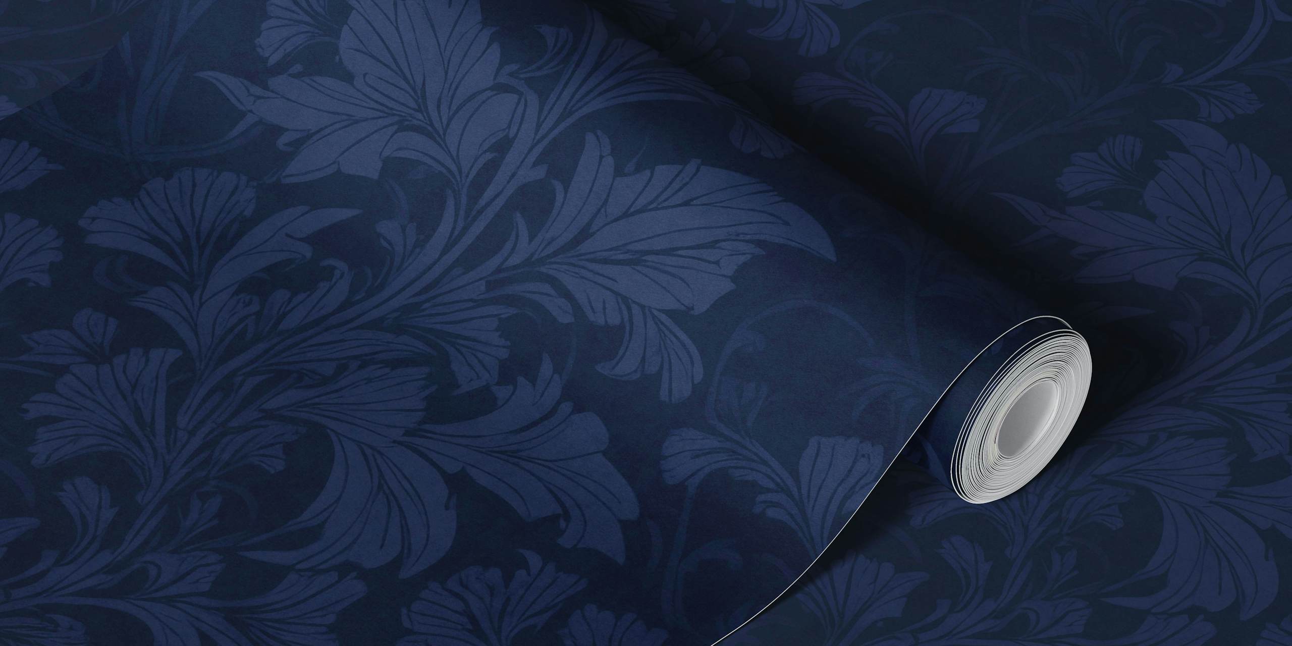 Ταπετσαρία damask σε βαθύ μπλε William Morris Style Monochrome Flourish σε ένα δωμάτιο