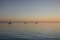Bahamas Sunset With Sail Boats carta da parati