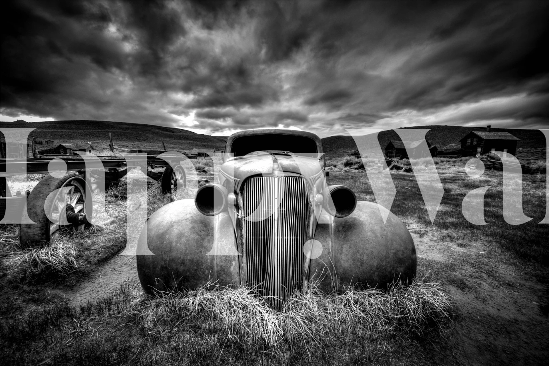 Papel de parede com um veículo antigo em um quarto