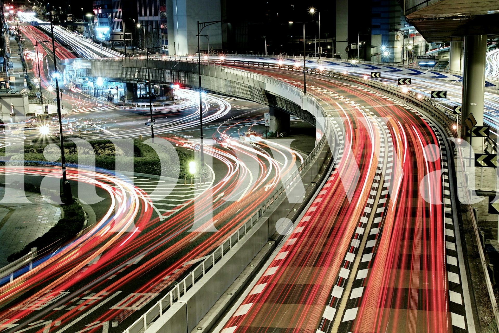 Lebendiges Zeitraffer-Wandbild mit Verkehrsinformationen, das Streifen von Autolichtern auf nächtlichen Stadtstraßen zeigt