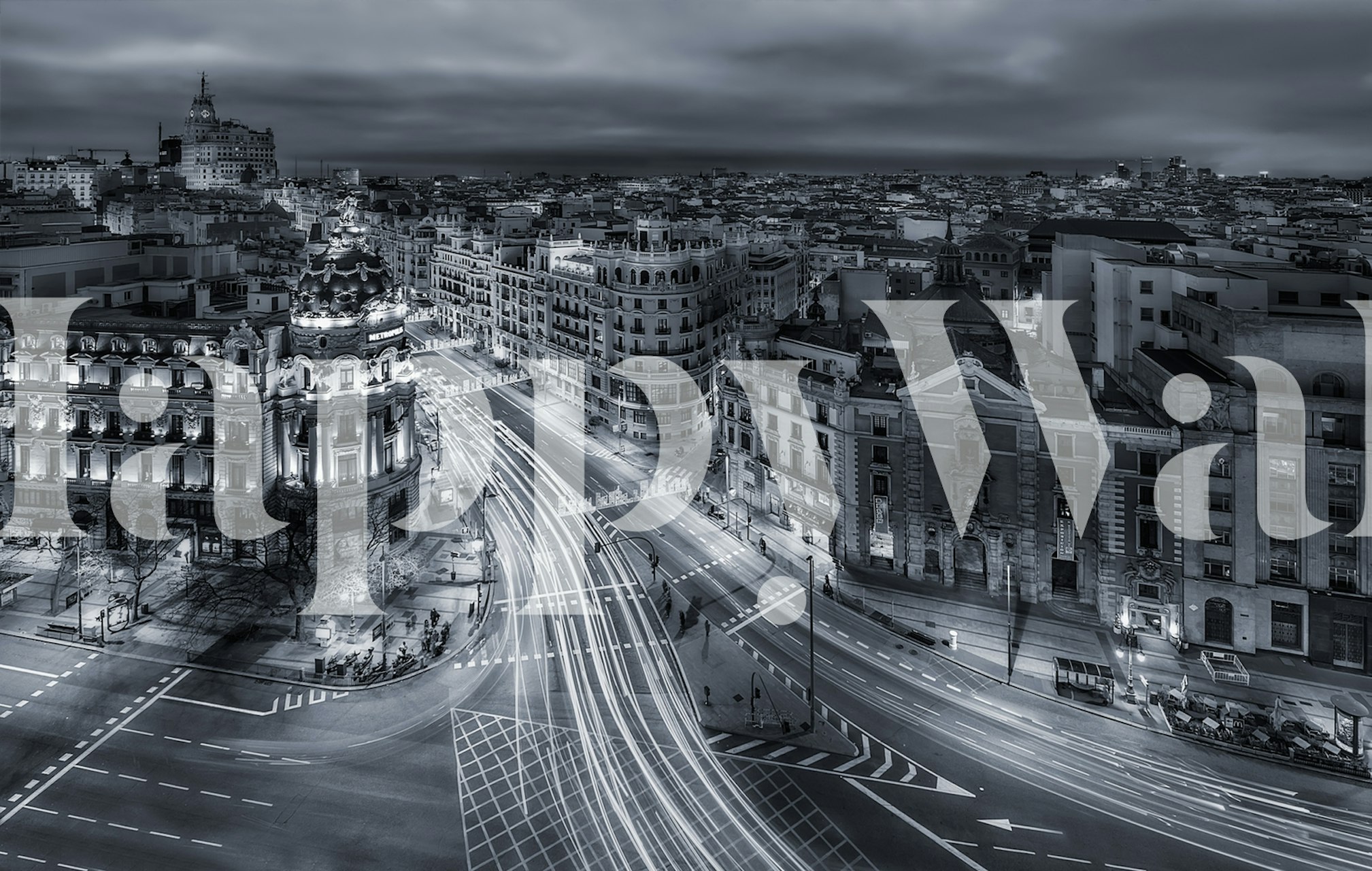 Μαύρη και άσπρη νυχτερινή σκηνή της Madrid city lights με φωτεινά φώτα δρόμου.