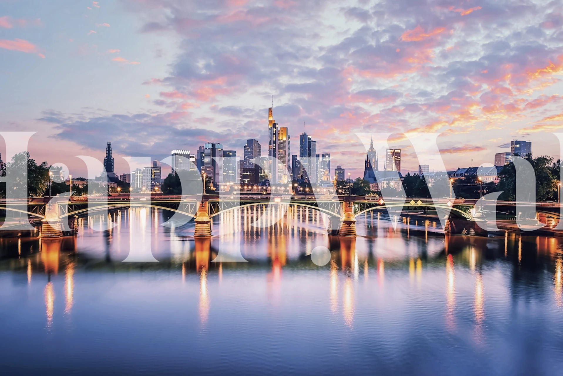 Solnedgang over Frankfurts skyline med refleksjoner på Main River-veggmaleriet