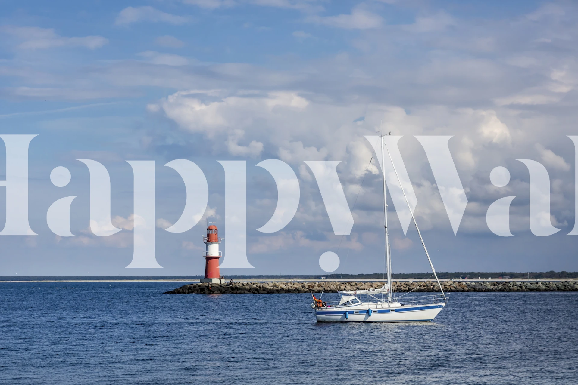 Fotobehang van de Oostzee met vuurtoren en boot in Noordoost-Duitsland