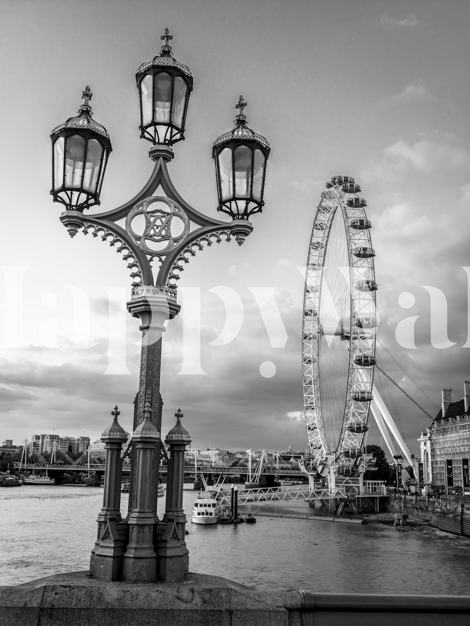 Zwart-wit fotobehang met een Victoriaanse straatlantaarn op de voorgrond en de London Eye in de verte.