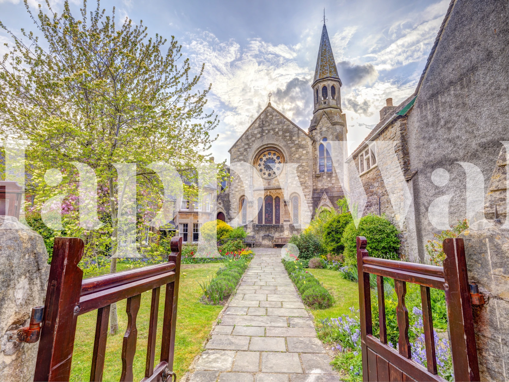 Historisk Malmesbury Church-vægmaleri med frodigt grønt og levende himmel