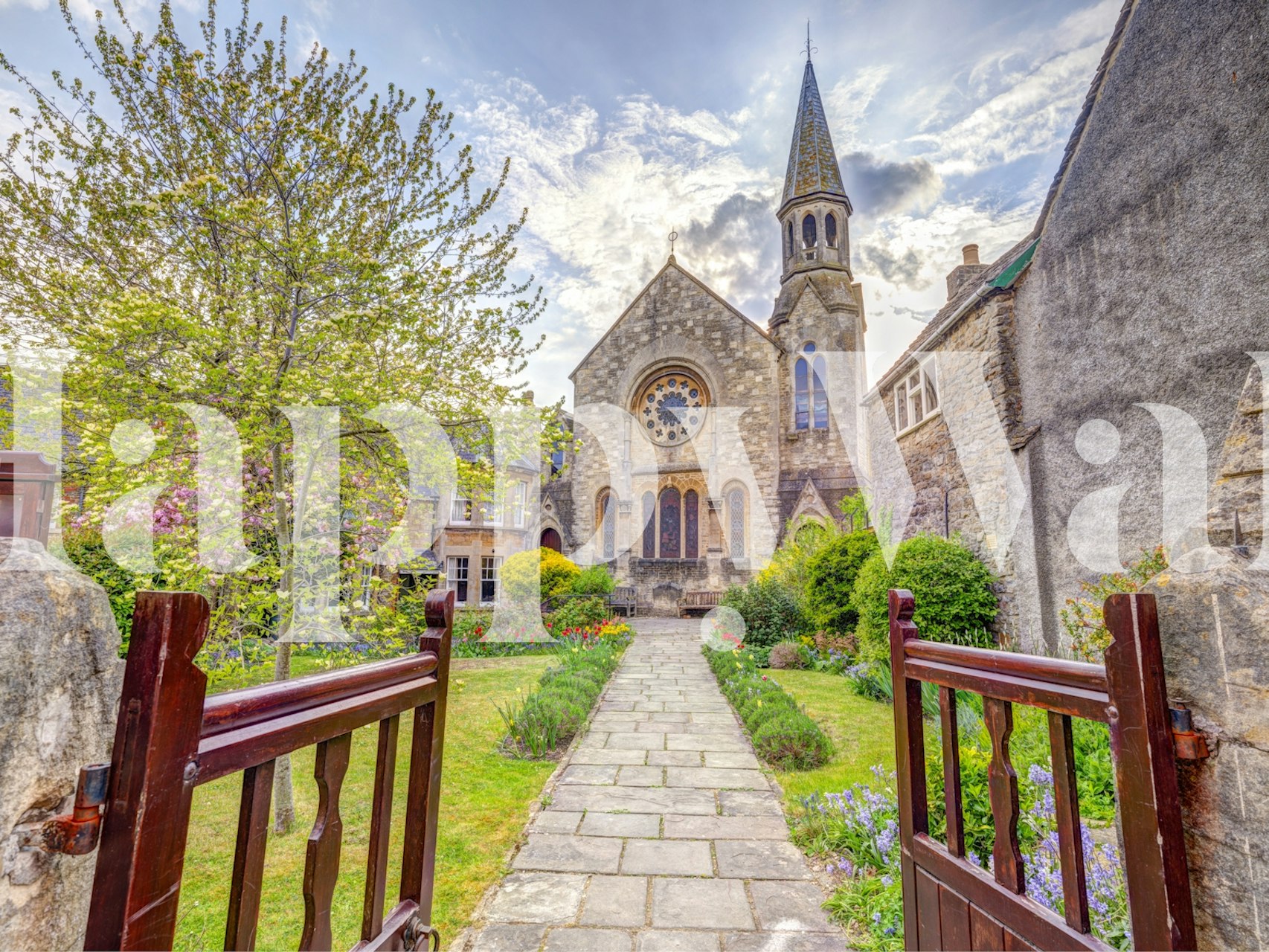 Ιστορικό μωσαϊκό της Malmesbury Church με πλούσια φυ greenery και ζωντανό ουρανό