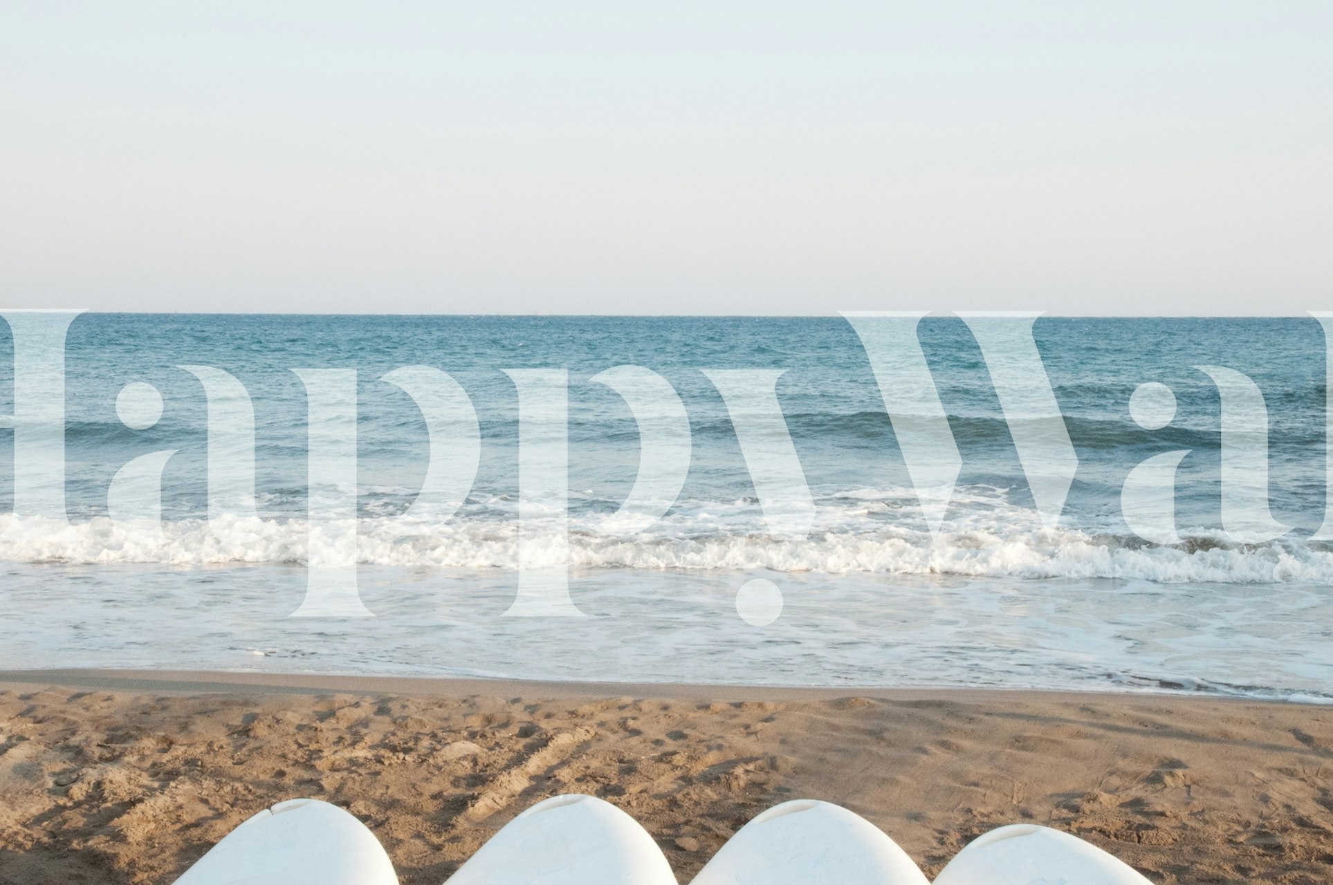 Surfboards à la plage avec des vagues océaniques