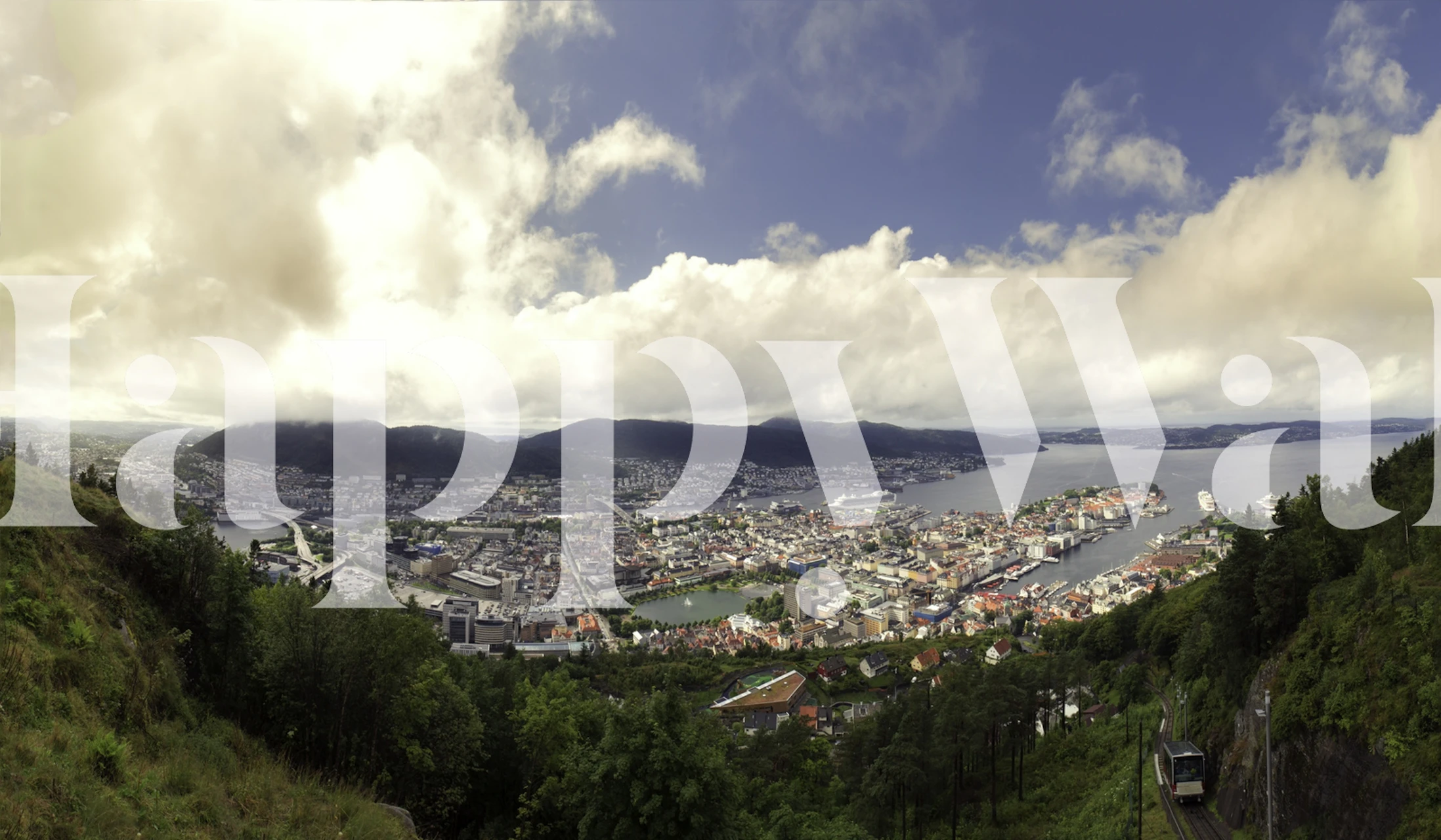 Fototapet med panoramautsikt over Bergen by omgitt av fjell og grøntområder