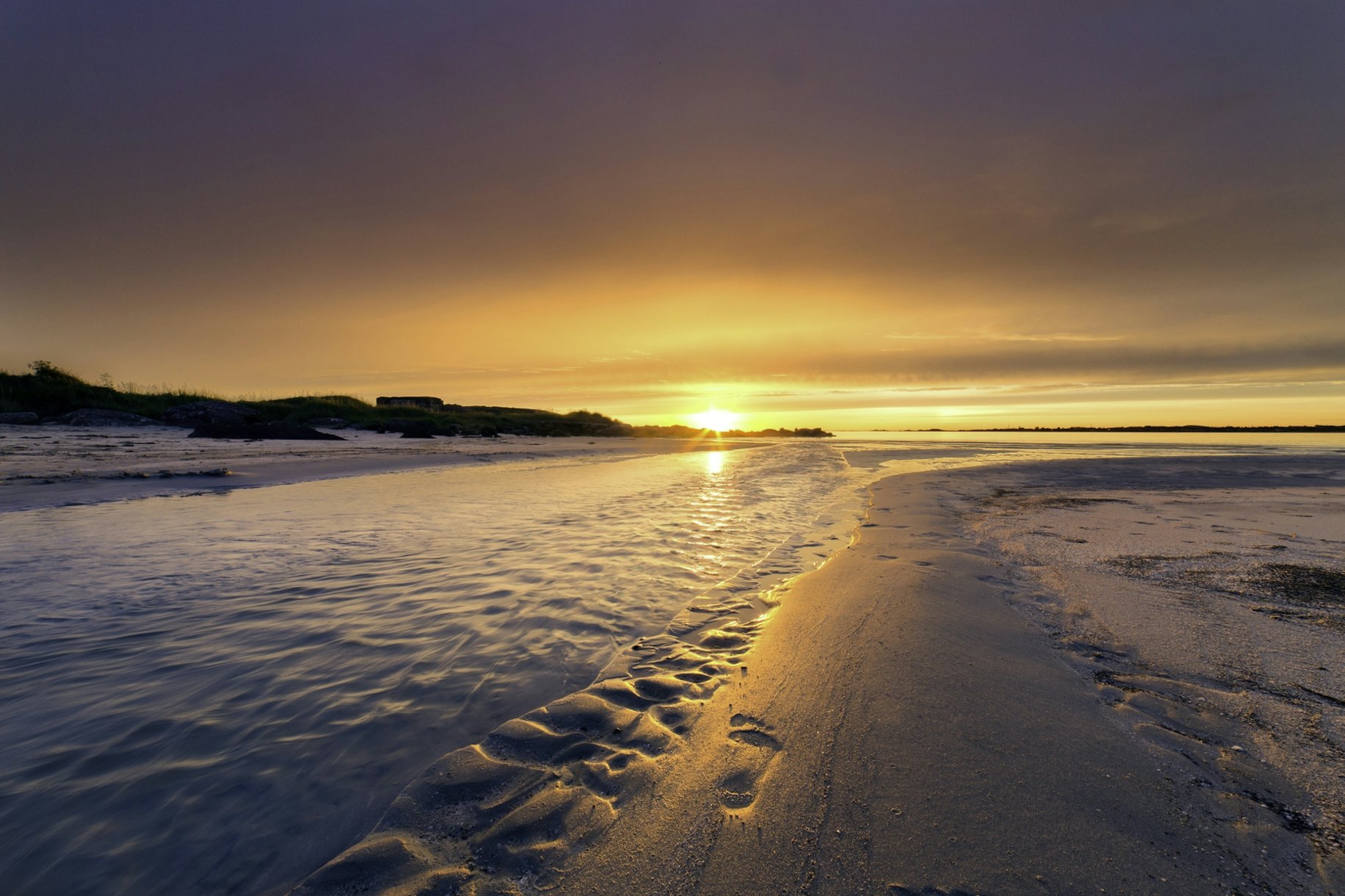 Footprint wallpaper - Happywall