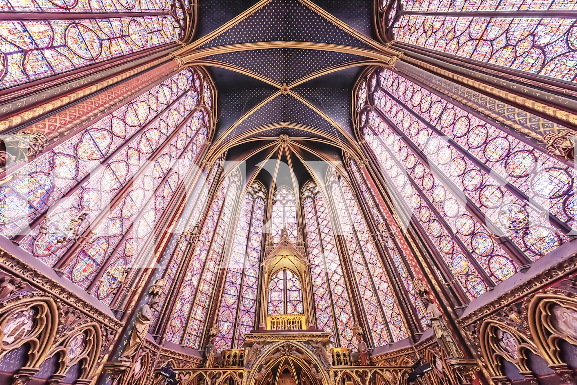 Papier peint Sainte-Chapelle affiché dans une pièce