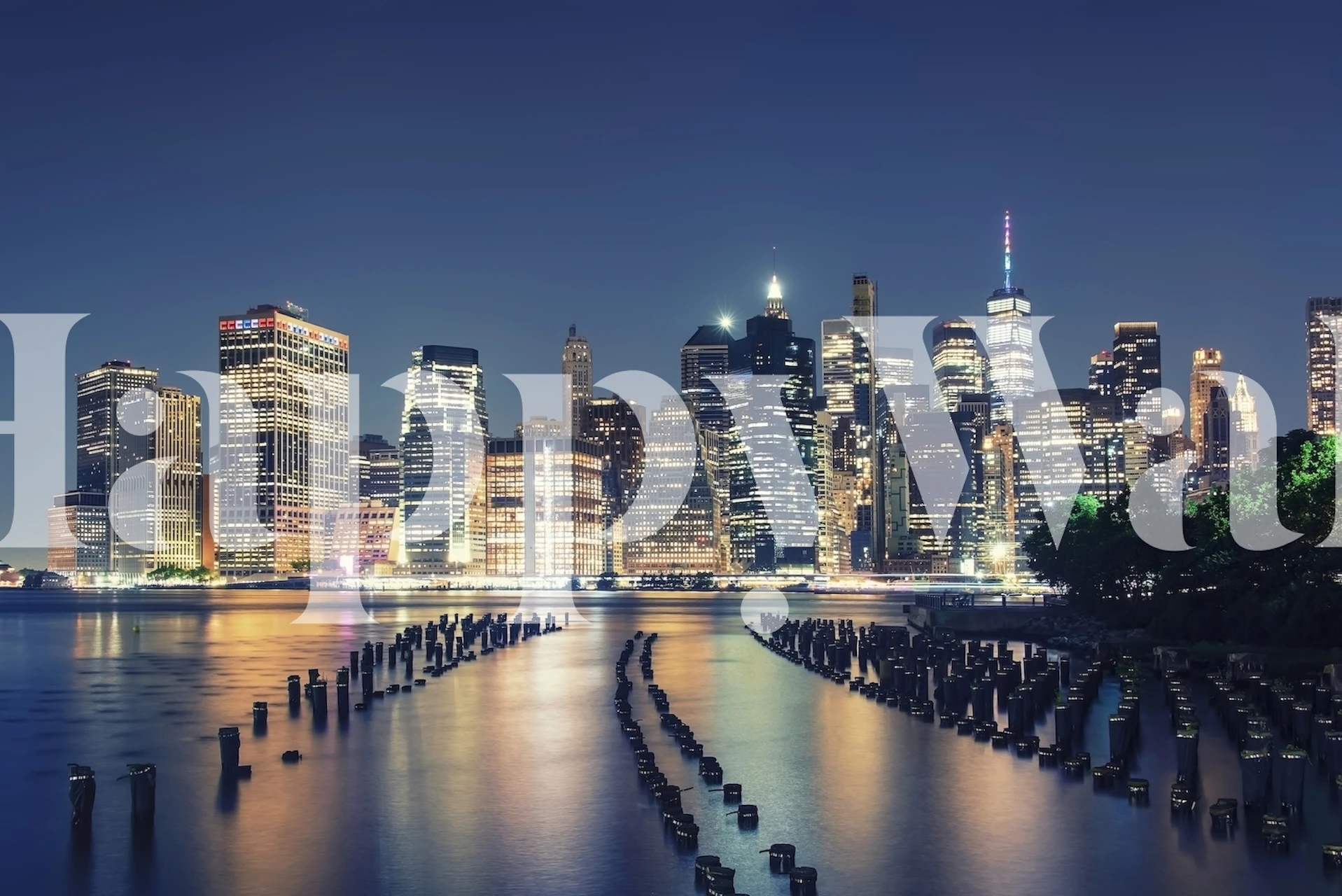 Byens skyline veggmaleri i skumringen med refleksjoner på vann.