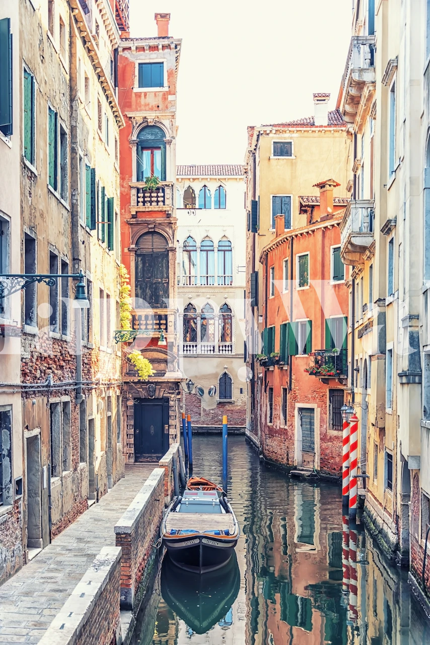 Carta da parati sul canale di Venezia con gondola ormeggiata