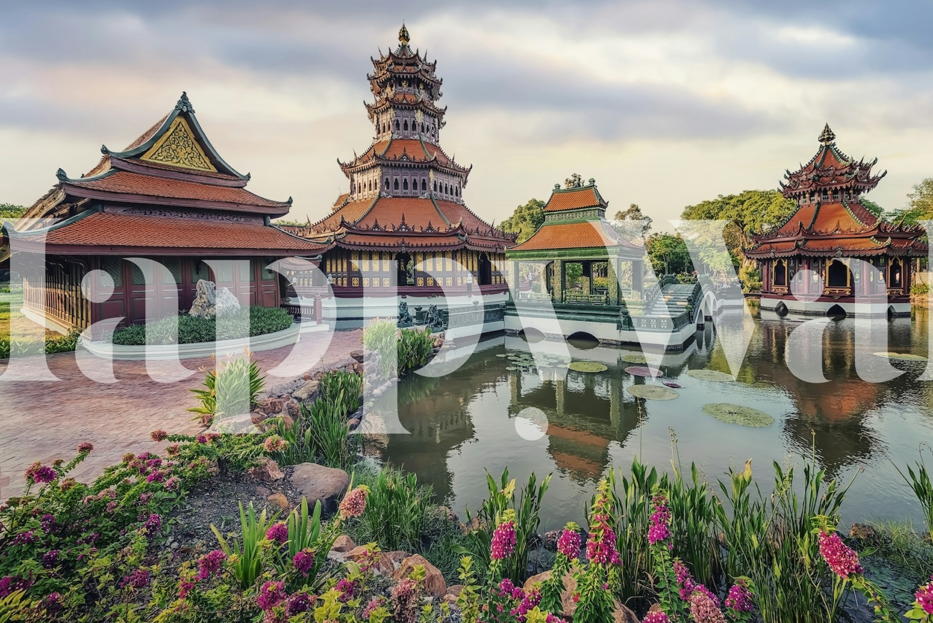 Fototapete mit traditionellen thailändischen Tempeln und Pavillons bei Sonnenuntergang mit Teich und Grün