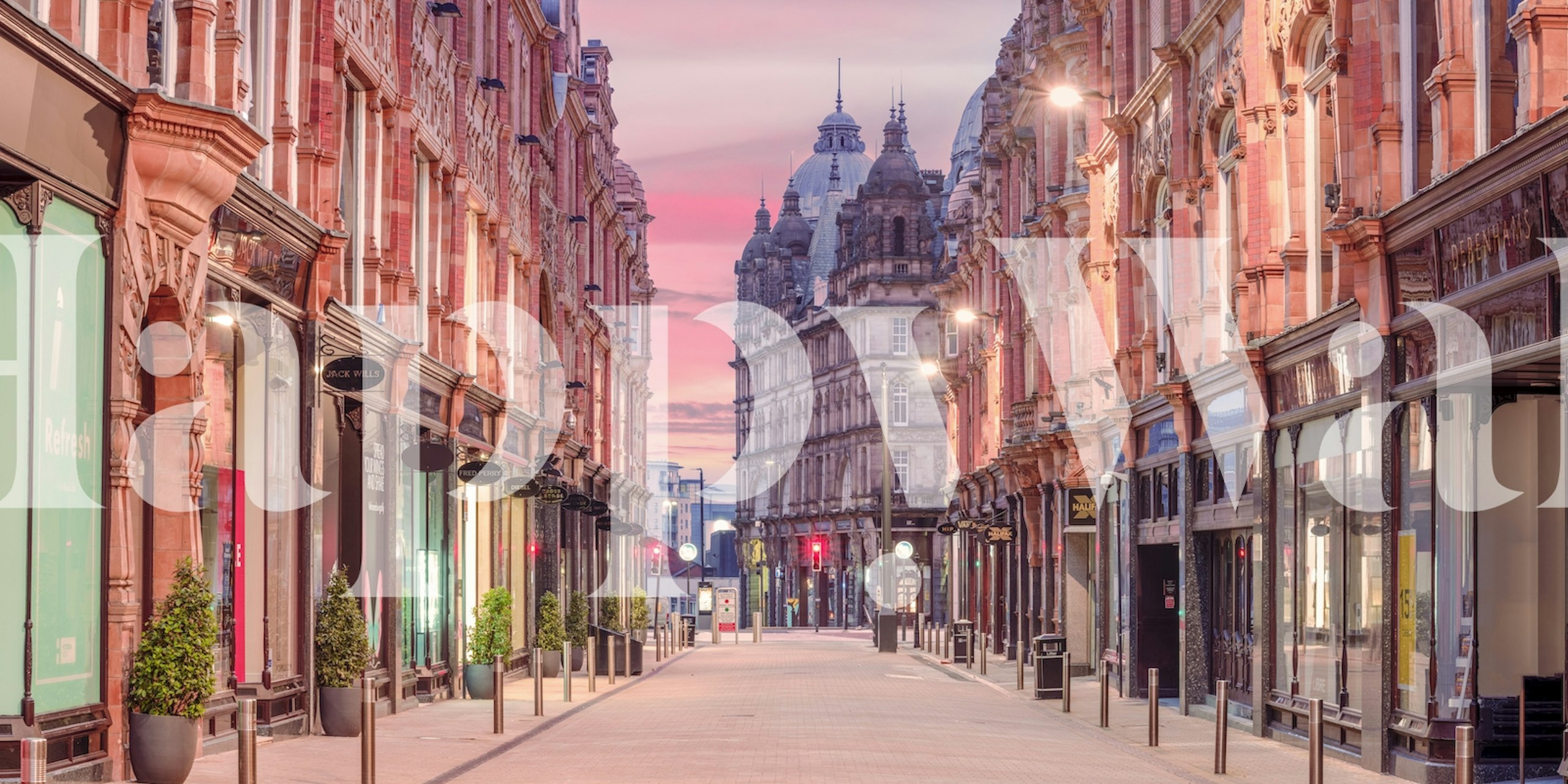 Τοιχογραφία στο κέντρο του Λιντς με βραδινή λάμψη σε ιστορικά κτίρια