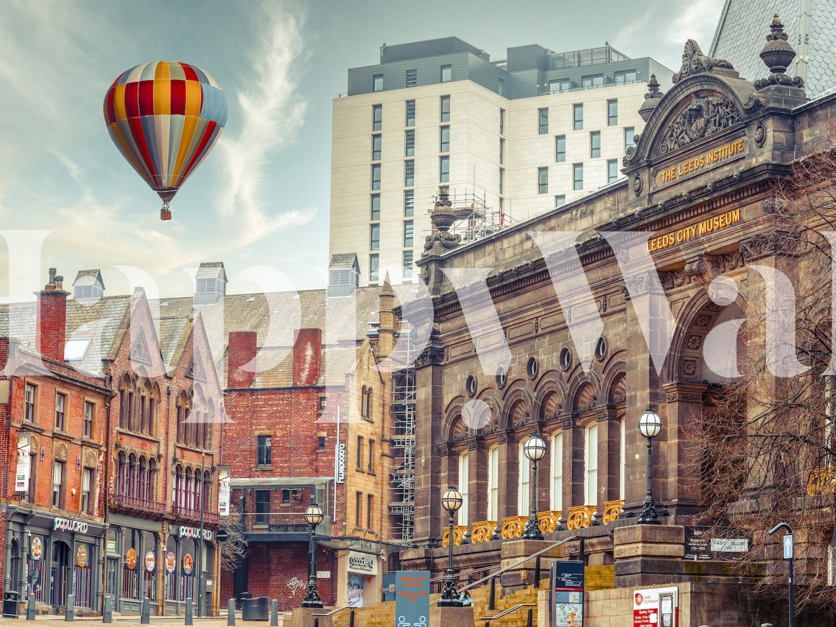 Tapeta Hot Air Balloon Gliding over Leeds