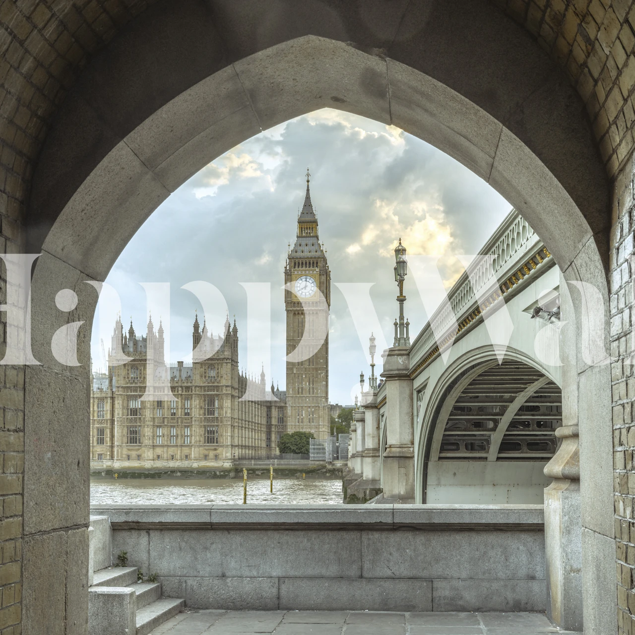 Il Big Ben visto attraverso un murale ad arco