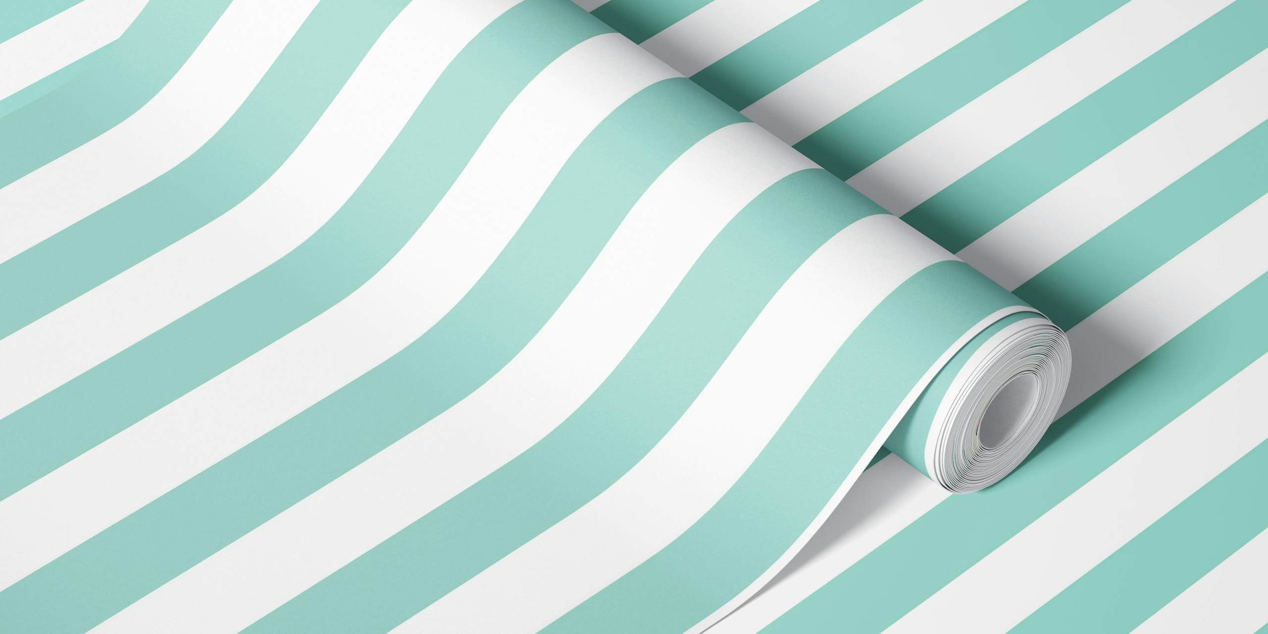 Mint and white stripes tapet i ett rum
