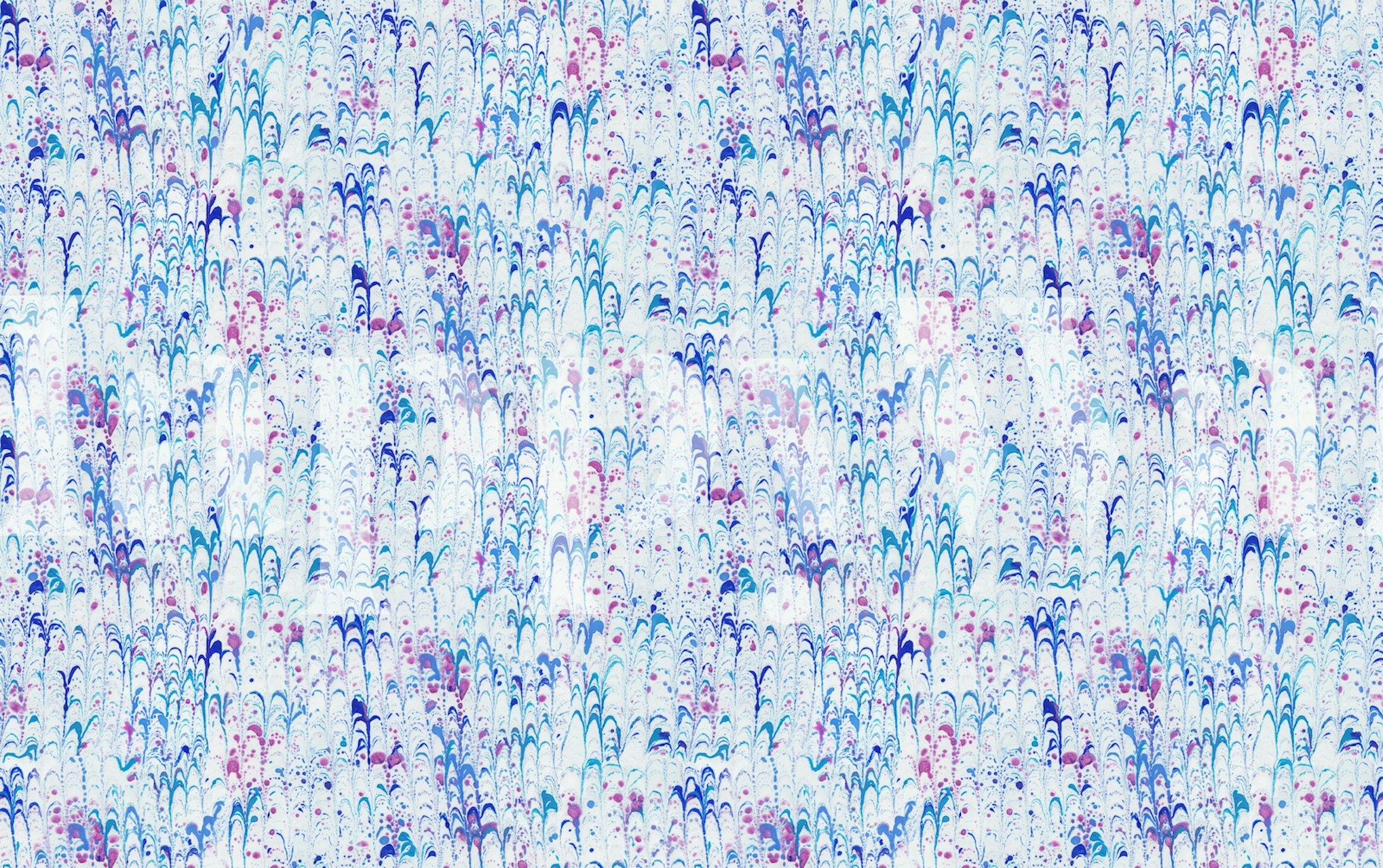 Blue and pink marbled floral pattern wallpaper