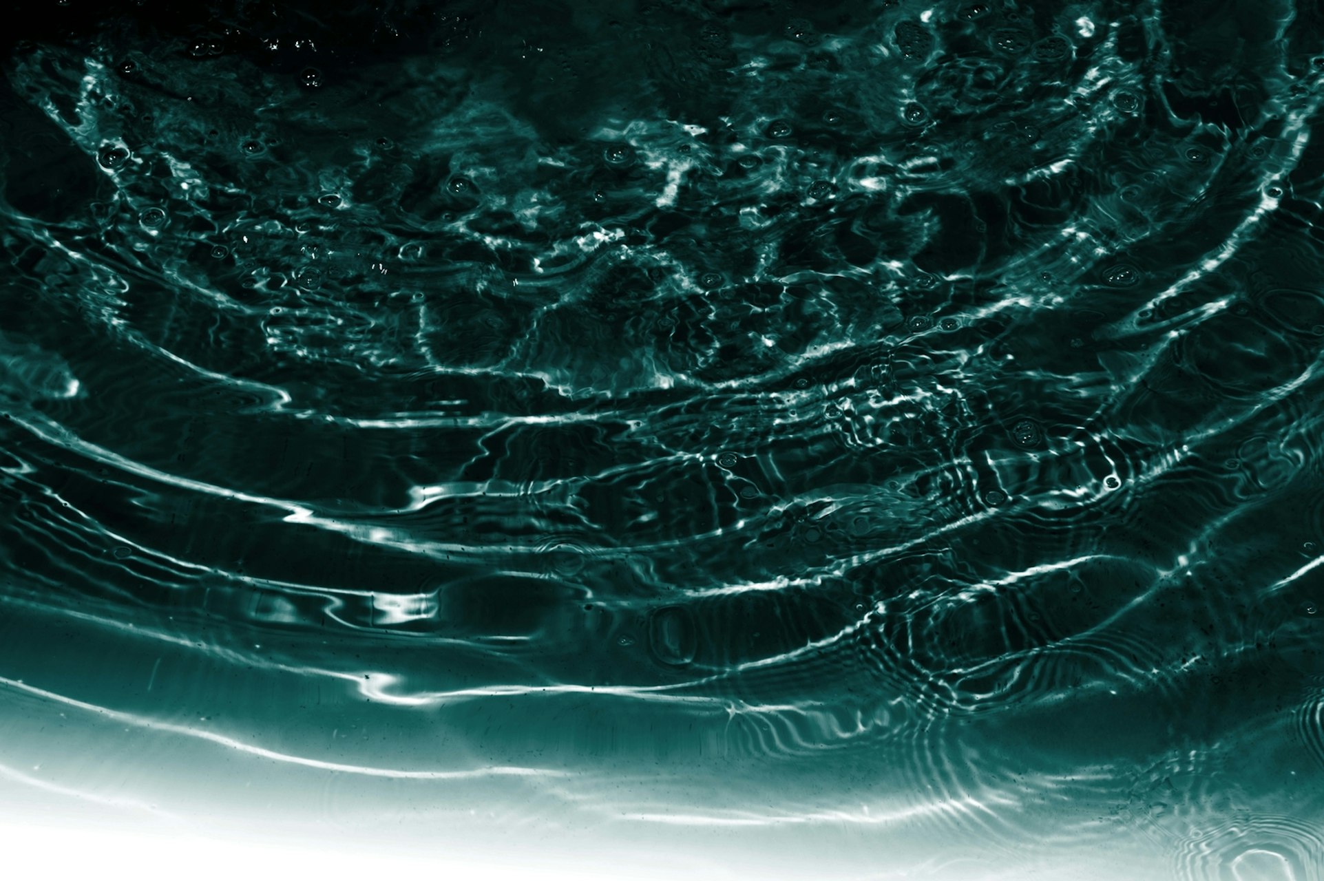 Abstract donkerblauwblauw oceaangolven fotobehang voor een serene en verfijnde sfeer