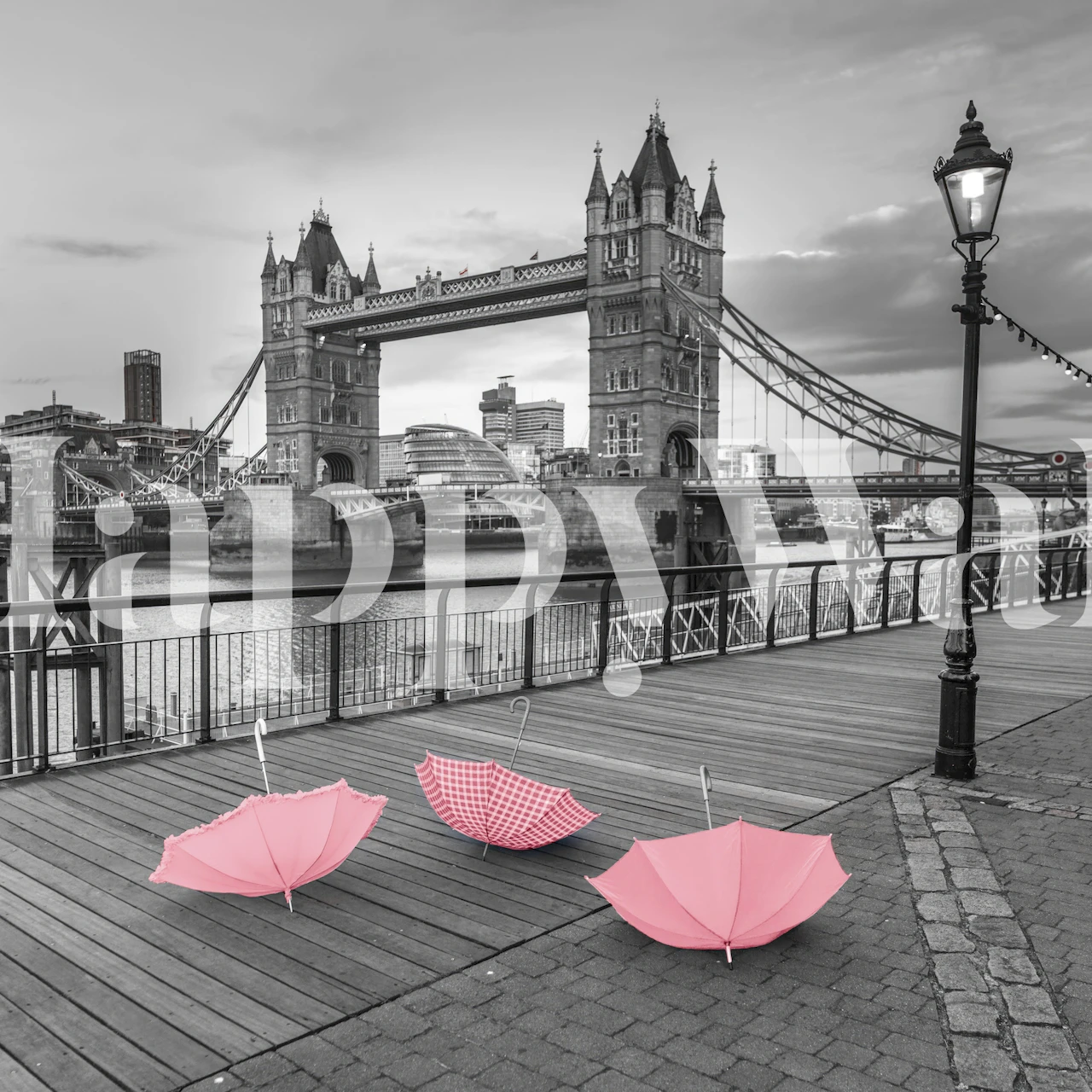 Vibrant umbrellas nära Tower Bridge