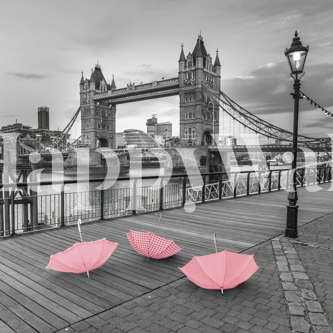 Vibrant umbrellas bij Tower Bridge