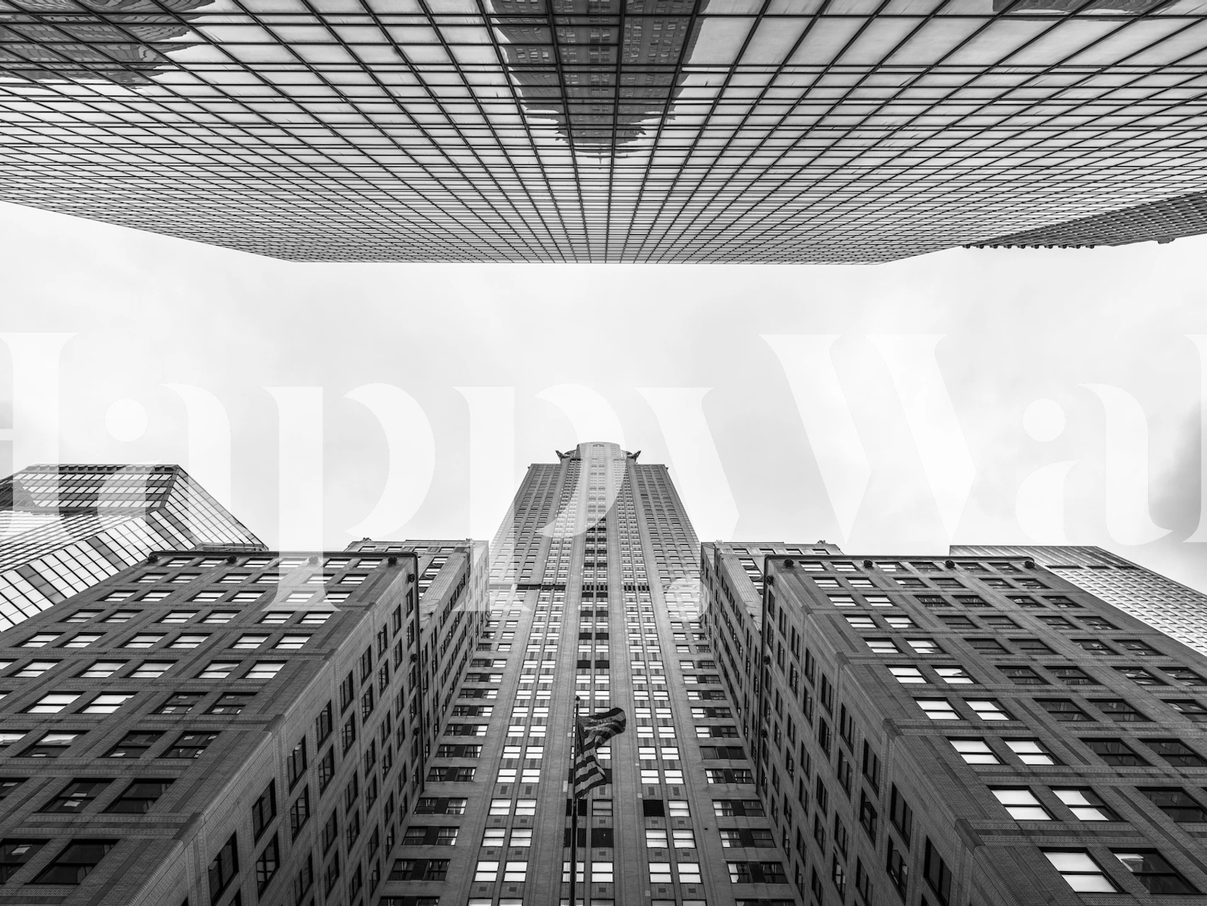 Mustavalkoinen seinämaalaus pilvenpiirtäjistä alhaalta katsottuna
