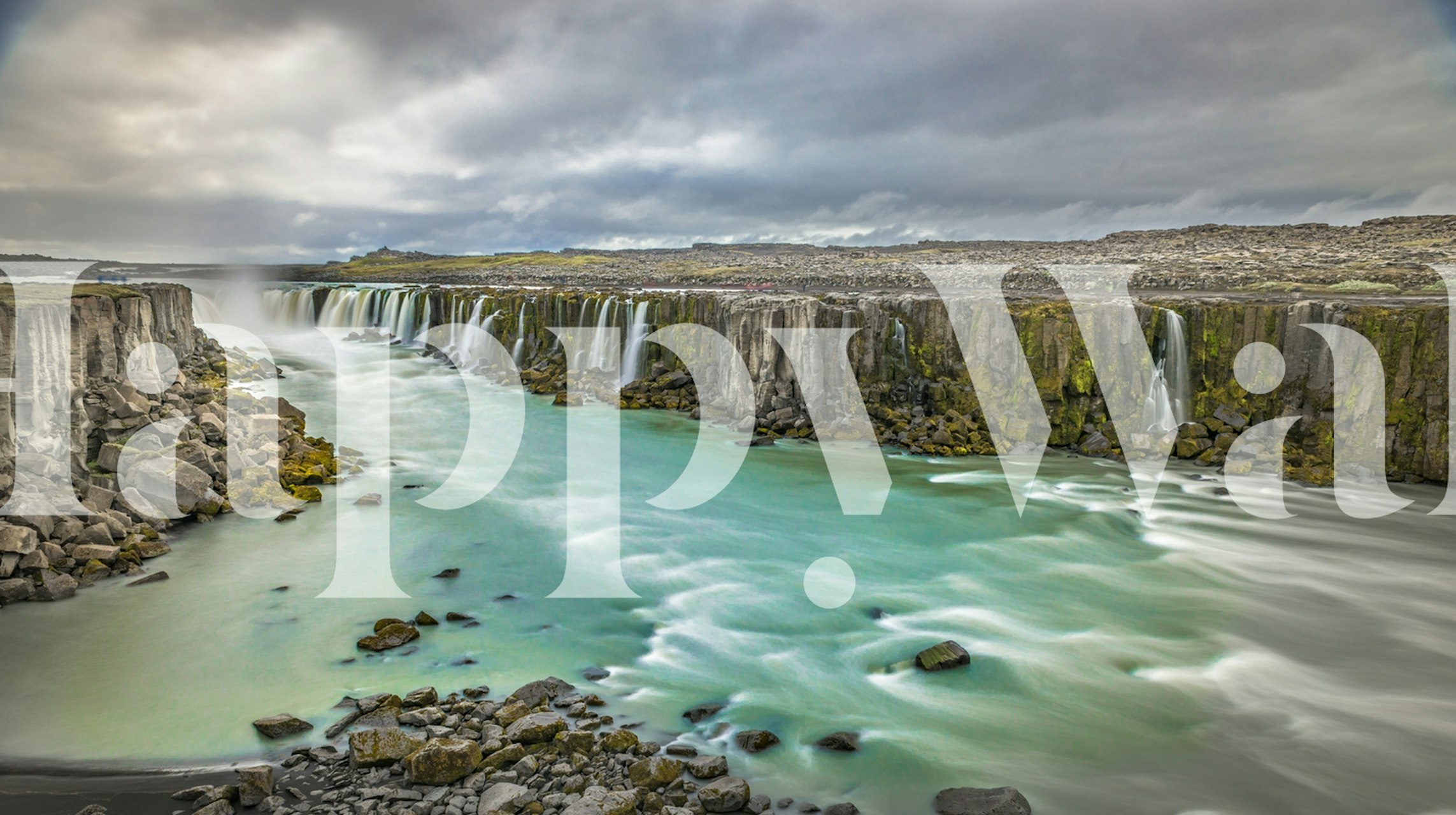 Selfoss canyon vægmaleri med brusende vandfald og smaragdgrønt vand